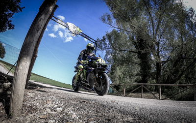 Rossi rides M1 from Tavullia to Misano!