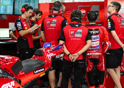 Marc Marquez, Ducati engineers gather around Bagnaia, 2025 Sepang MotoGP Test