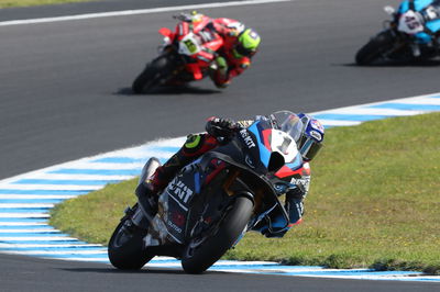 Toprak Razgatlioglu leads Alvaro Bautista, 2025 Australian WorldSBK. Credit: Gold and Goose.