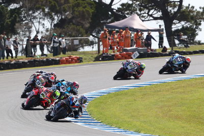 Toprak Razgatlioglu leads Alvaro Bautista, 2025 Australian WorldSBK. Credit: Gold and Goose.