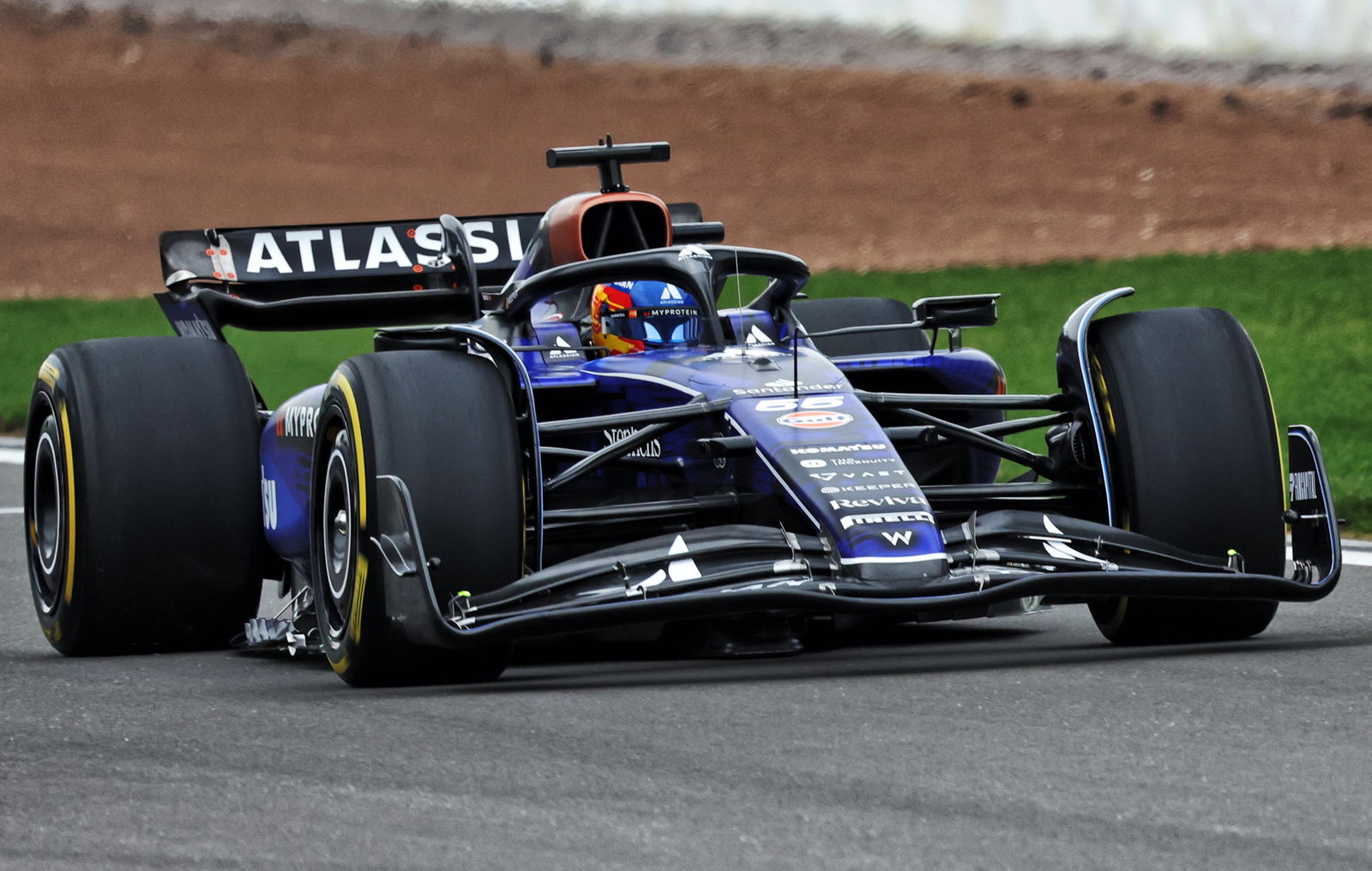 Carlos Sainz completed the first laps in the FW47 