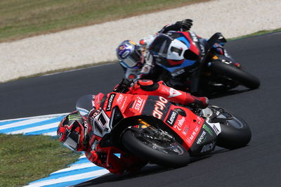 Nicolo Bulega leads Toprak Razgatlioglu, 2025 Australian WorldSBK. Credit: Gold and Goose.