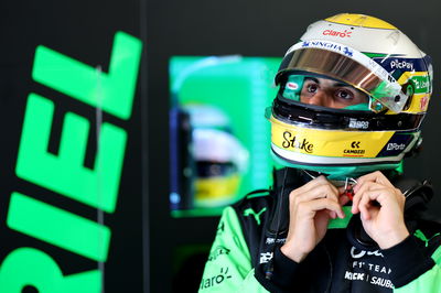 Bortoleto wears Senna's helmet colours