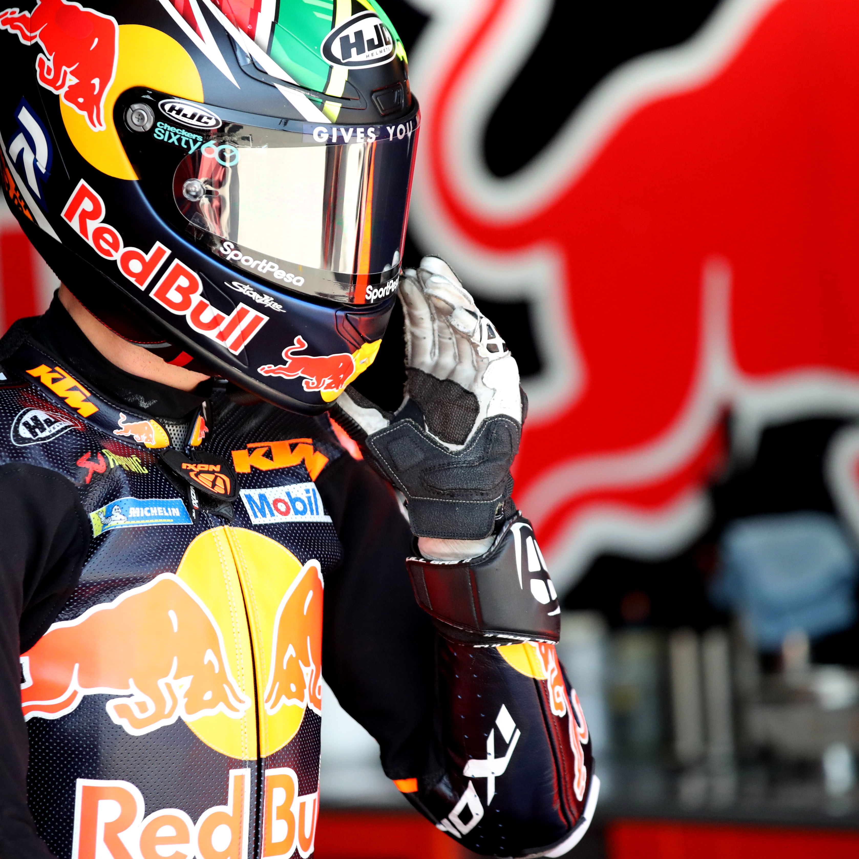 Brad Binder, 2025 MotoGP Aragon Grand Prix, pit box. Credit: Gold and Goose