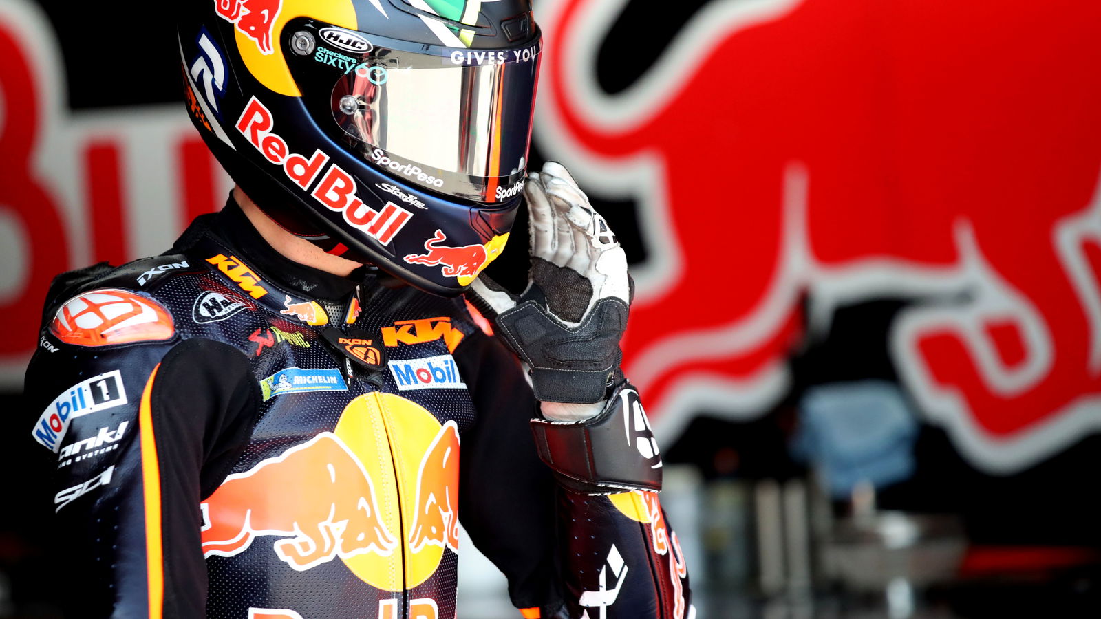Brad Binder, 2025 MotoGP Aragon Grand Prix, pit box. Credit: Gold and Goose