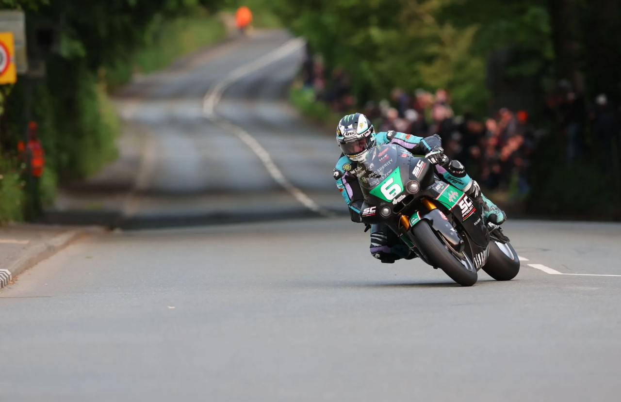 2025 Isle of Man TT: Michael Dunlop victorious in Supertwin Race 2