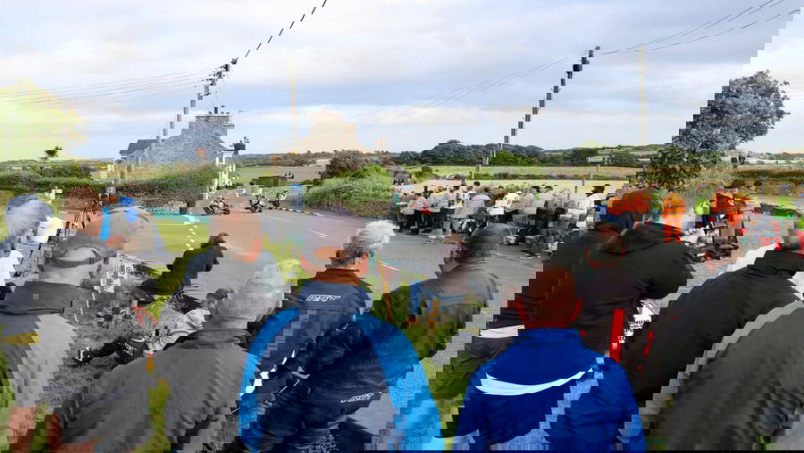 Fans watch Southern 100 practice. Credit: Pacemaker Press.