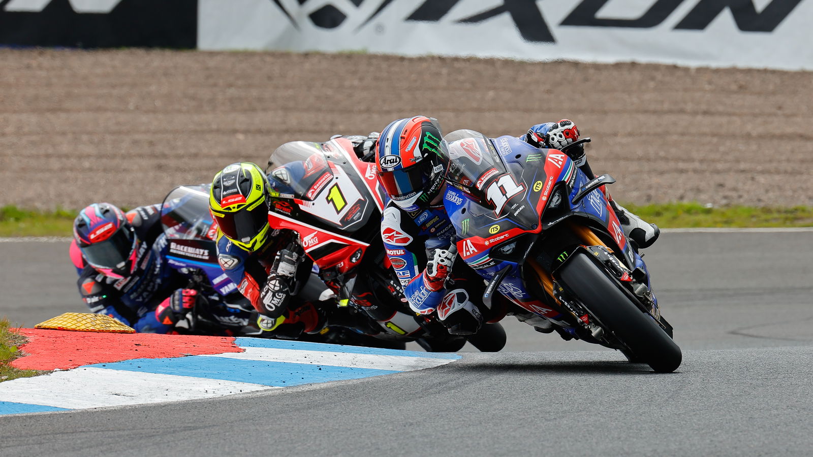Rory Skinner leads Kyle Ryde, 2025 Knockhill BSB. Credit: Ian Hopgood Photography.