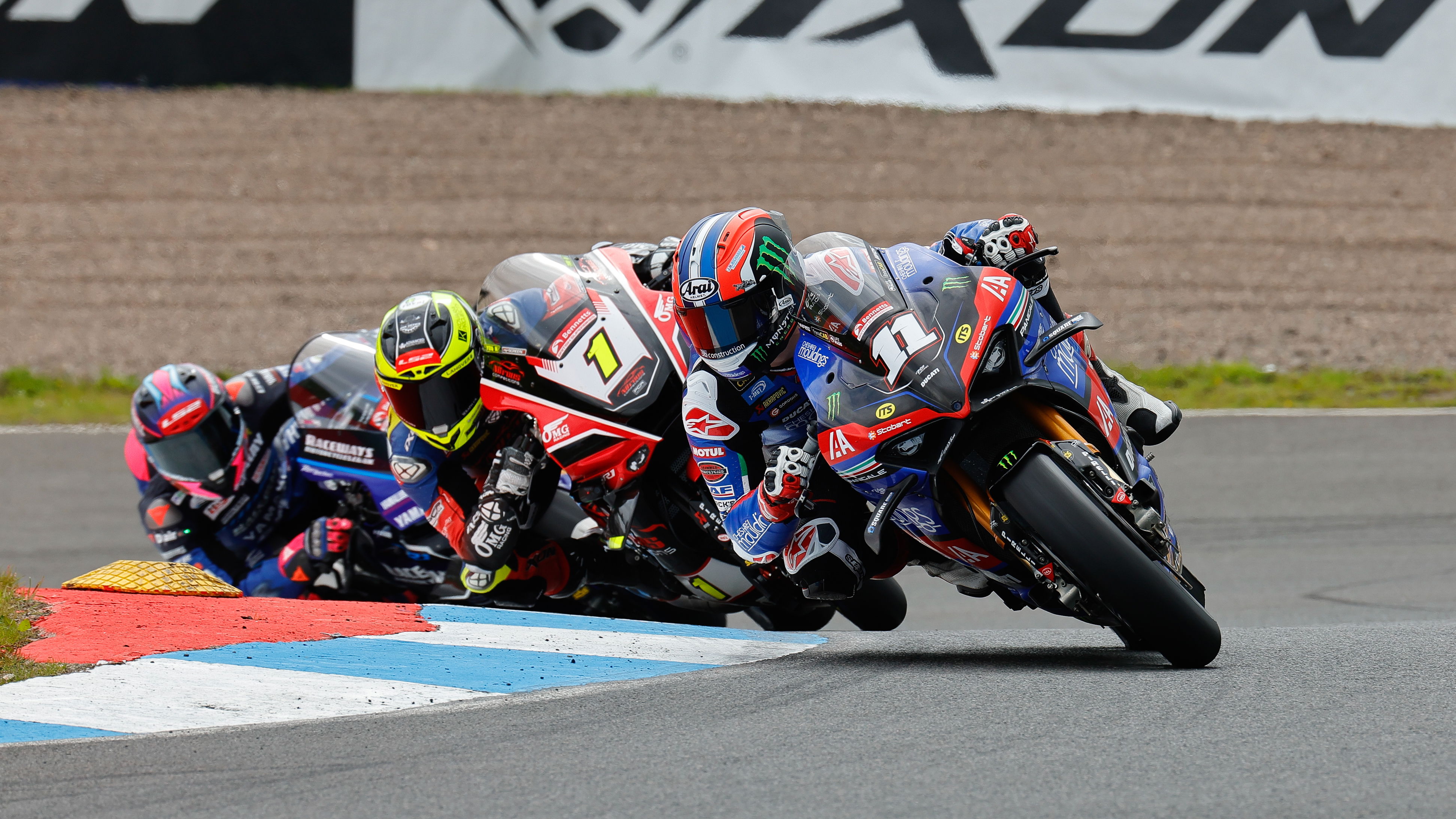 Rory Skinner leads Kyle Ryde, 2025 Knockhill BSB. Credit: Ian Hopgood Photography.