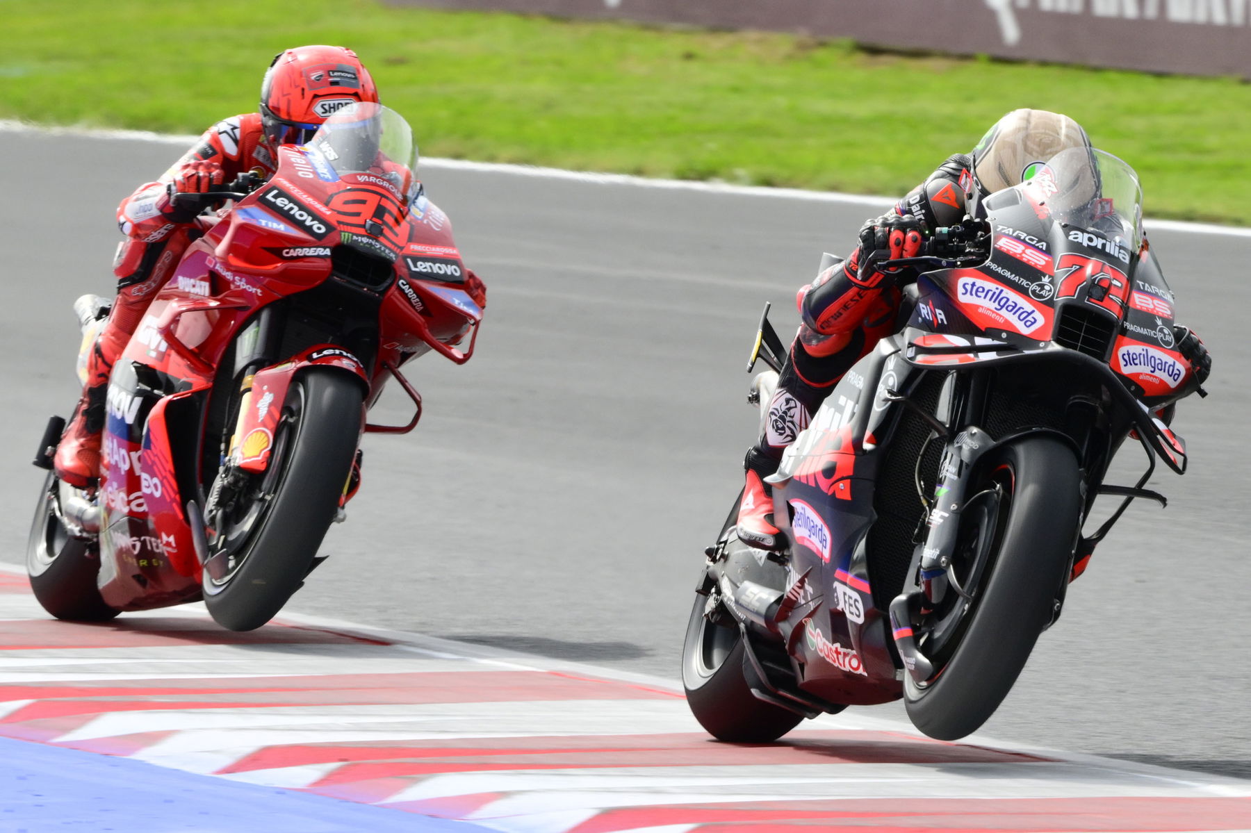 Marco Bezzecchi lidera Marc Márquez, 2025 MotoGP San Marino Gran Premio. Crédito: oro y ganso.