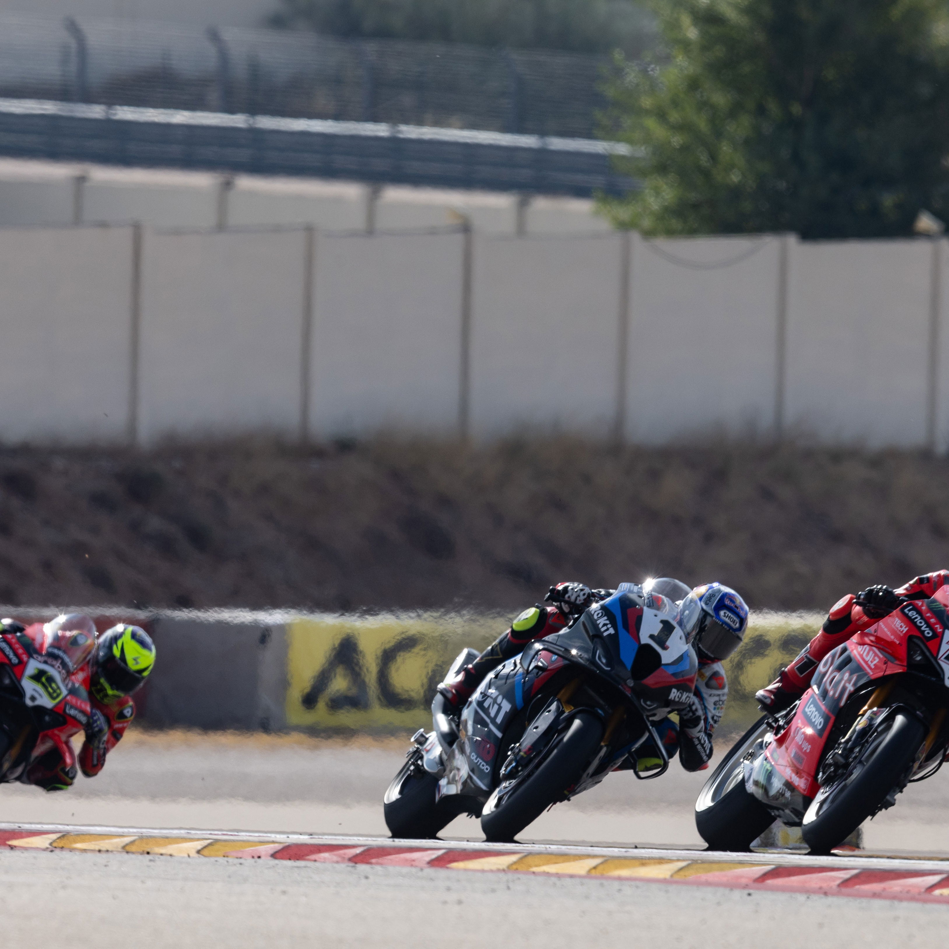 Nicolo Bulega leads Toprak Razgatlioglu, 2025 Aragon WorldSBK. Credit: Gold and Goose.