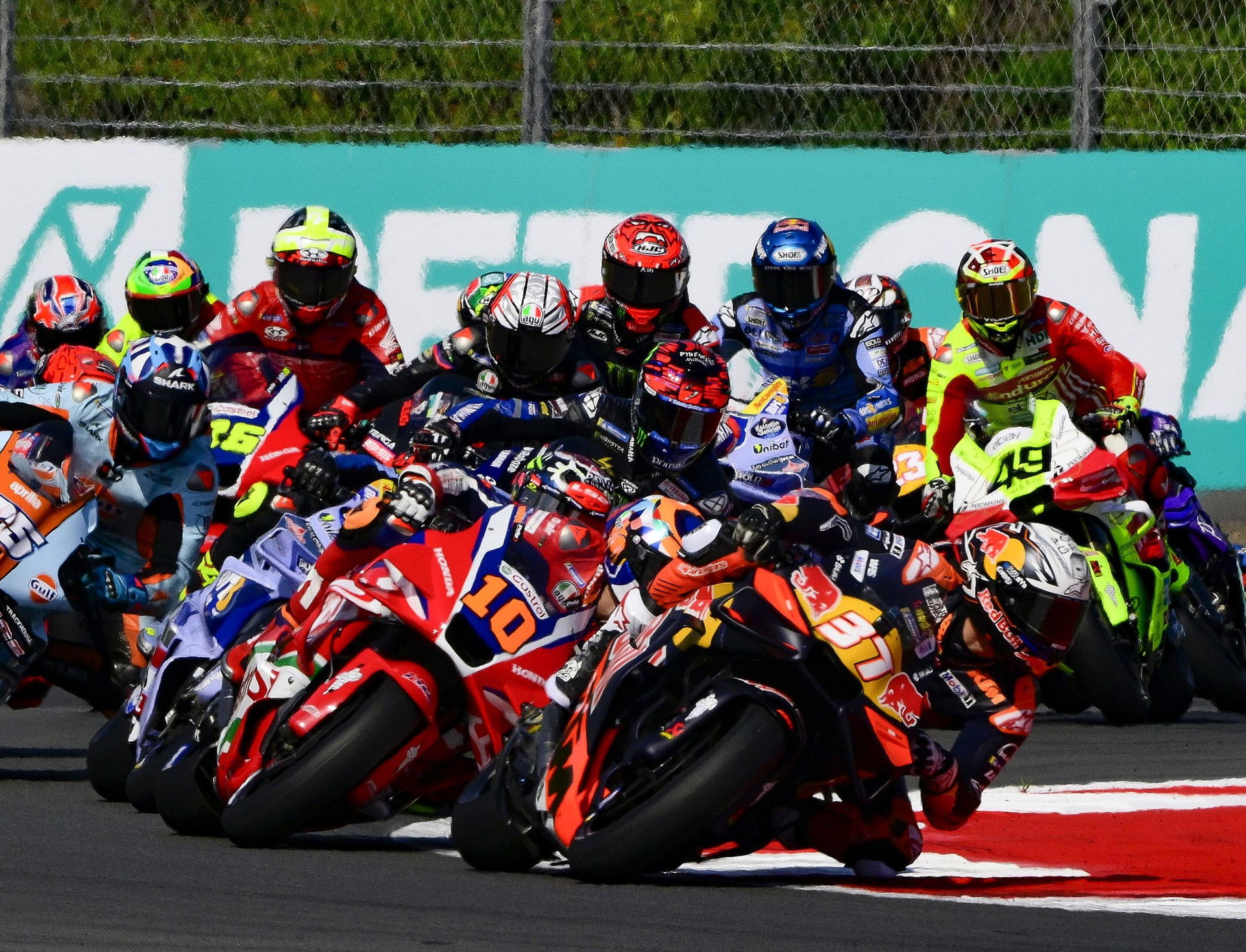2025 Indonesia MotoGP, Alex Marquez lost in the pack on the opening lap