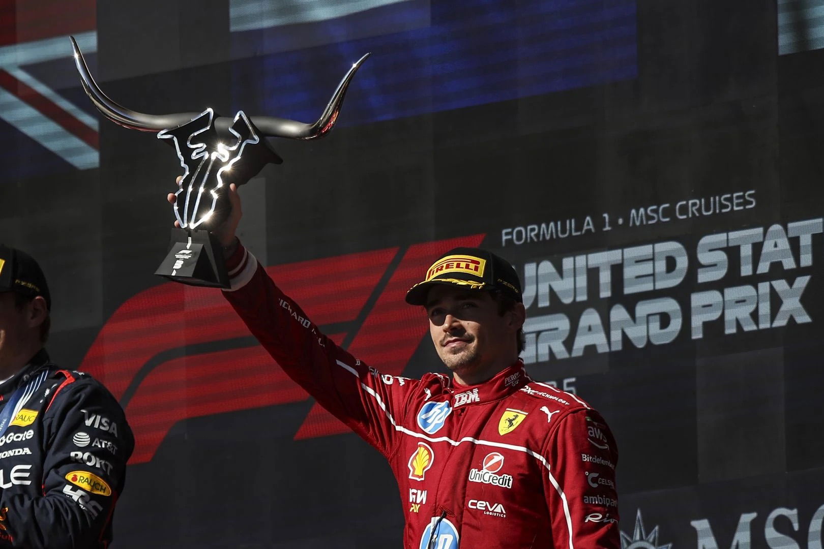 Leclerc celebra el primer podio de Ferrari en seis carreras