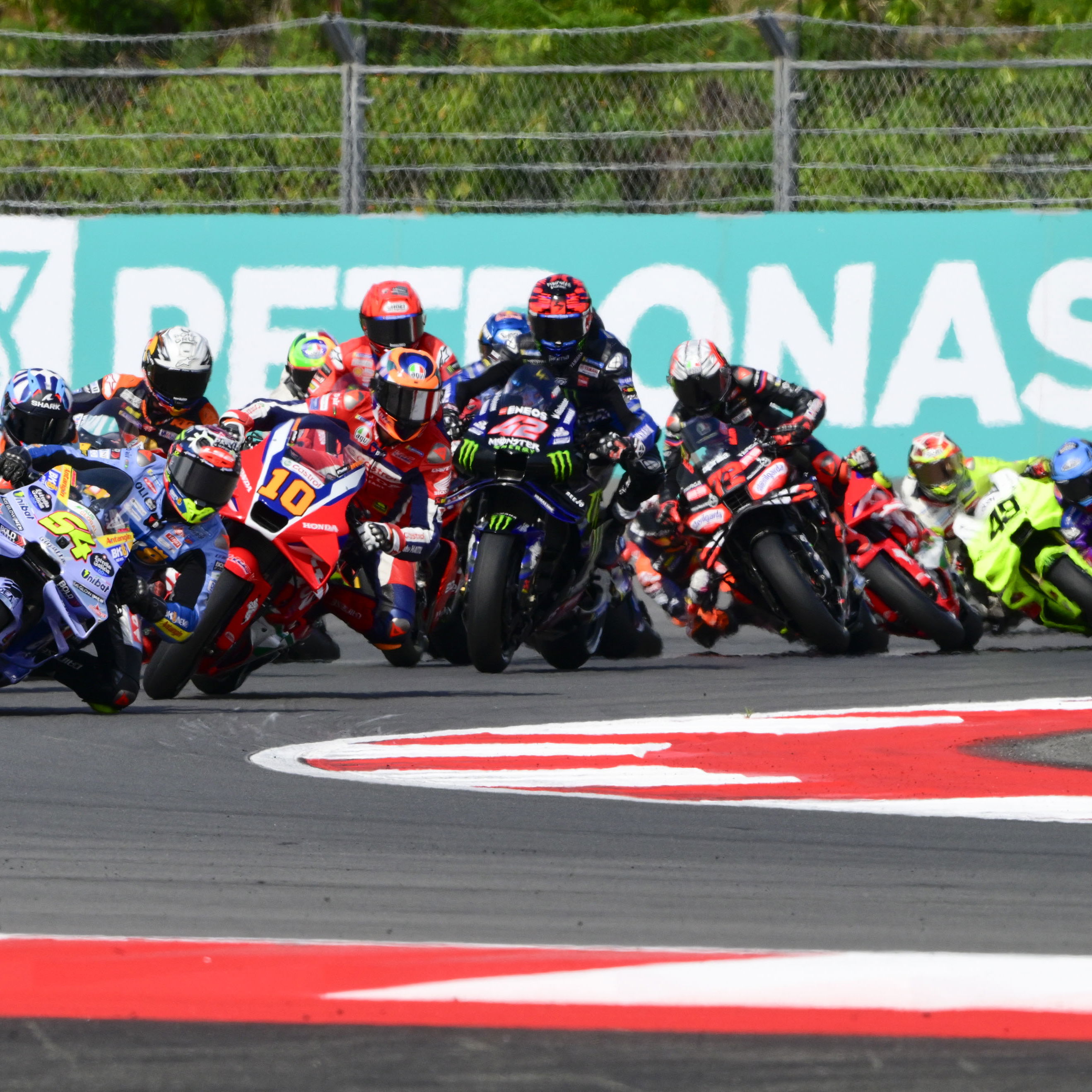 2025 MotoGP Indonesian Grand Prix, Sprint start. Credit: Gold and Goose.