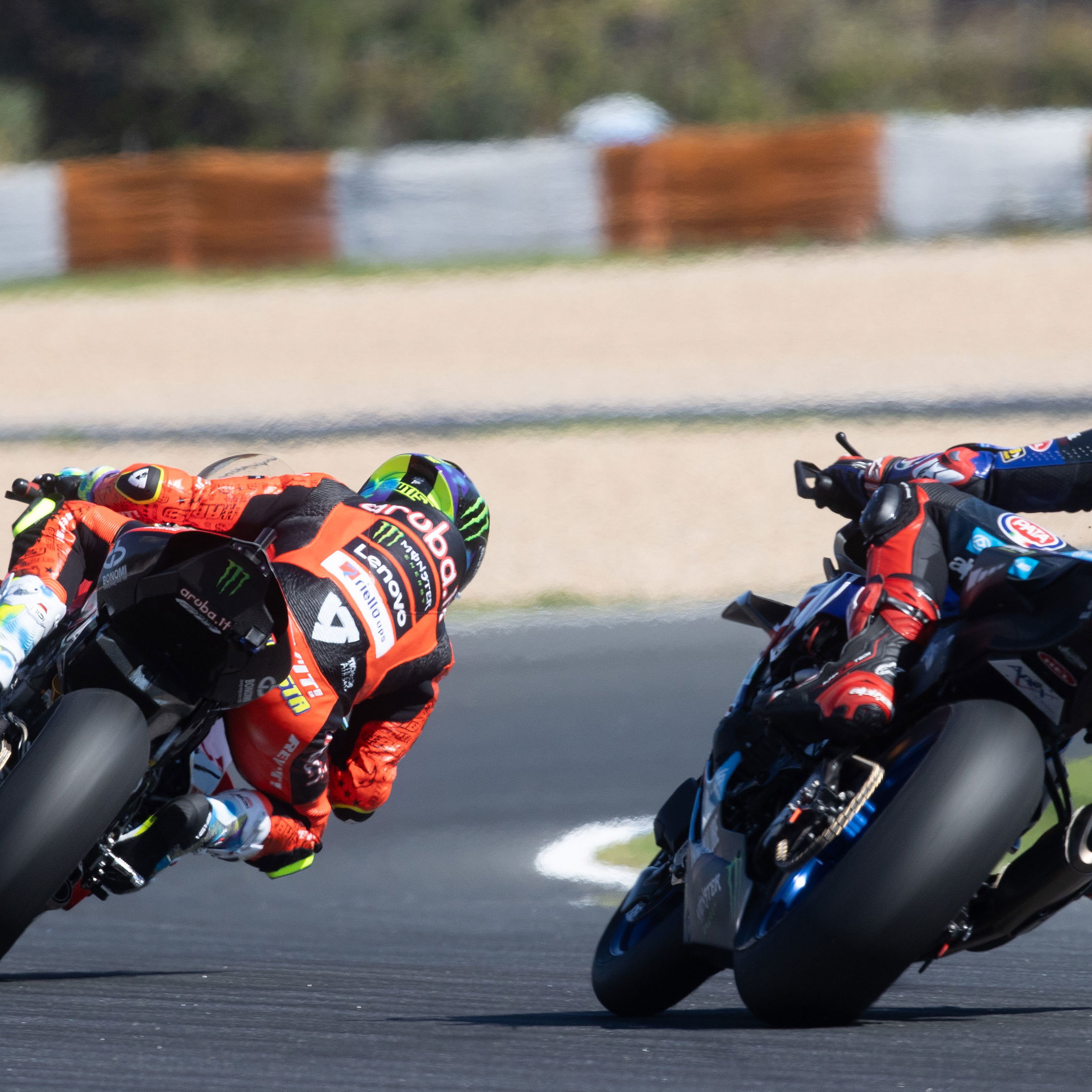 Jonathan Rea chases Alvaro Bautista, 2025 Estoril WorldSBK. Credit: Gold and Goose.