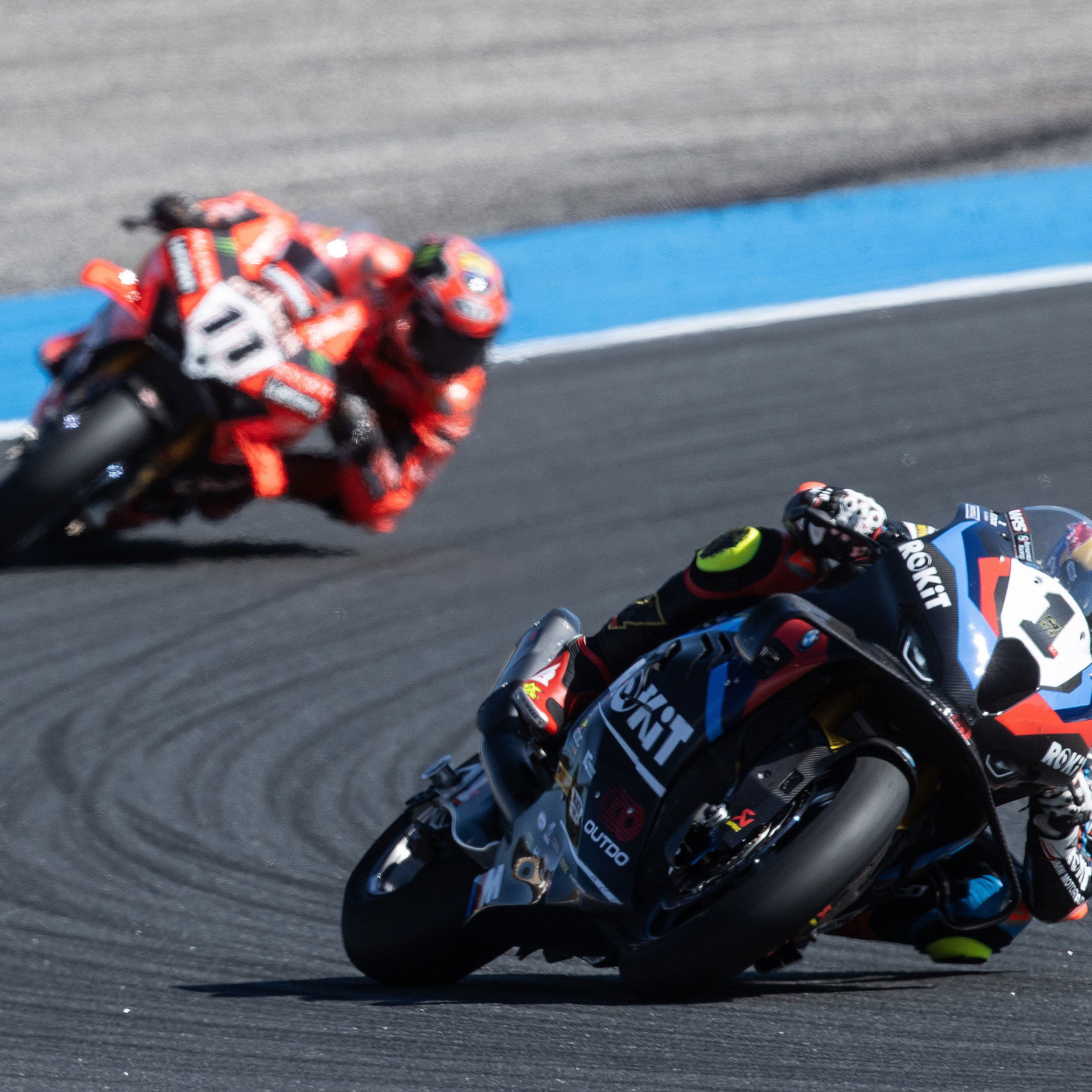 Toprak Razgatlioglu leads Nicolo Bulega, 2025 Estoril WorldSBK. Credit: Gold and Goose.