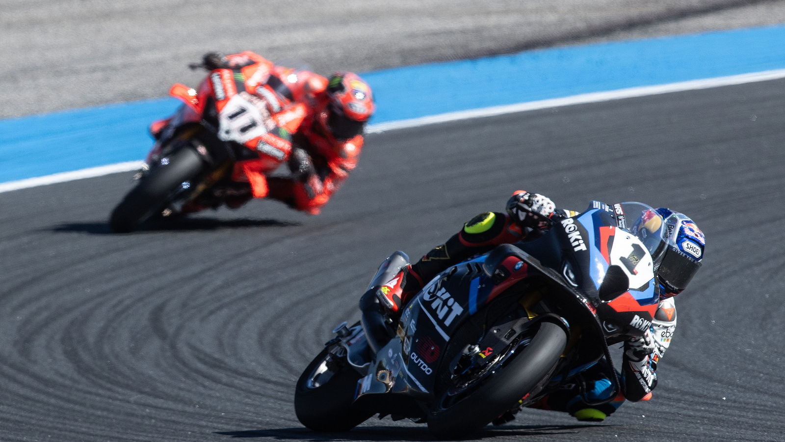 Toprak Razgatlioglu leads Nicolo Bulega, 2025 Estoril WorldSBK. Credit: Gold and Goose.