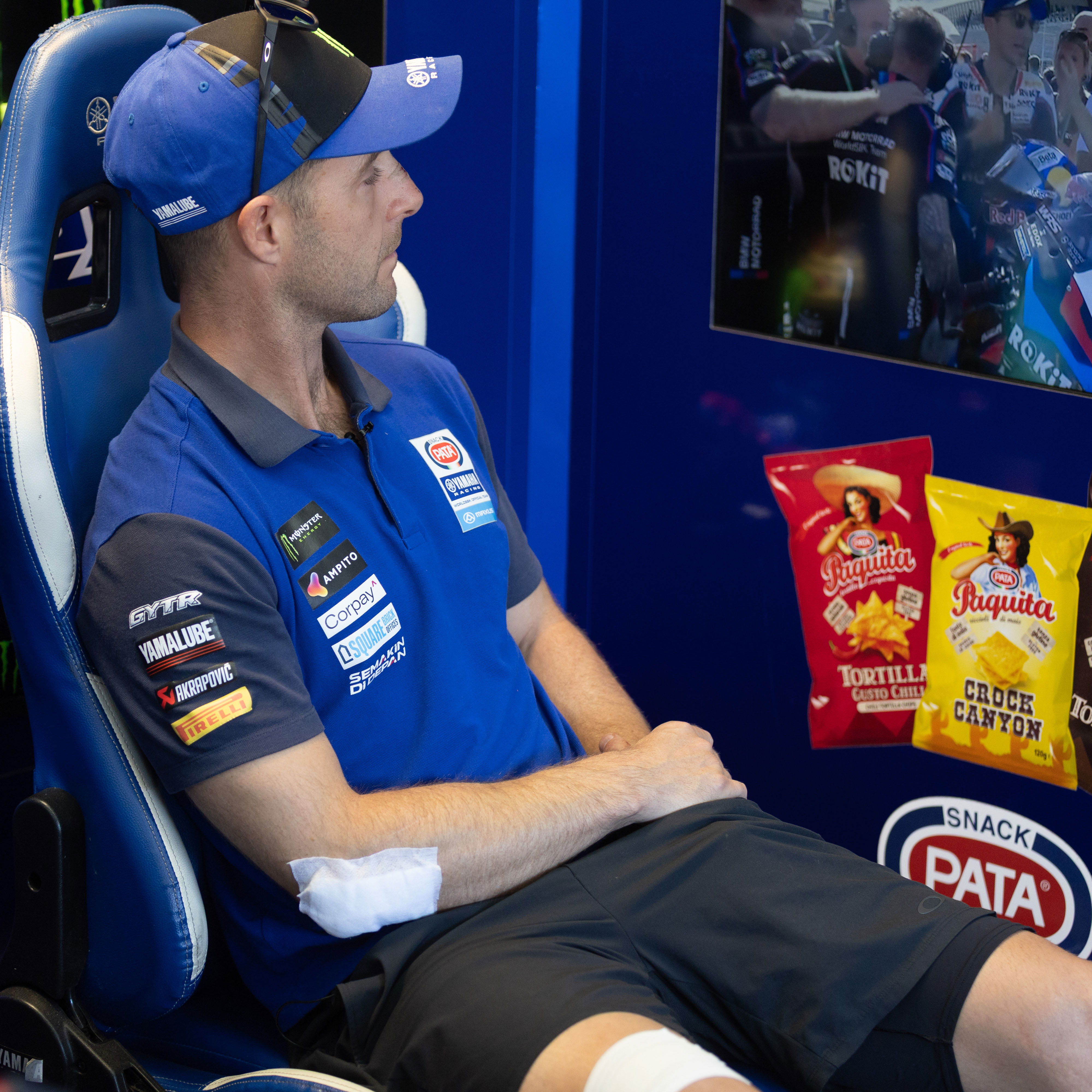 Jonathan Rea, 2025 Spanish WorldSBK, pit box. Credit: Gold and Goose.