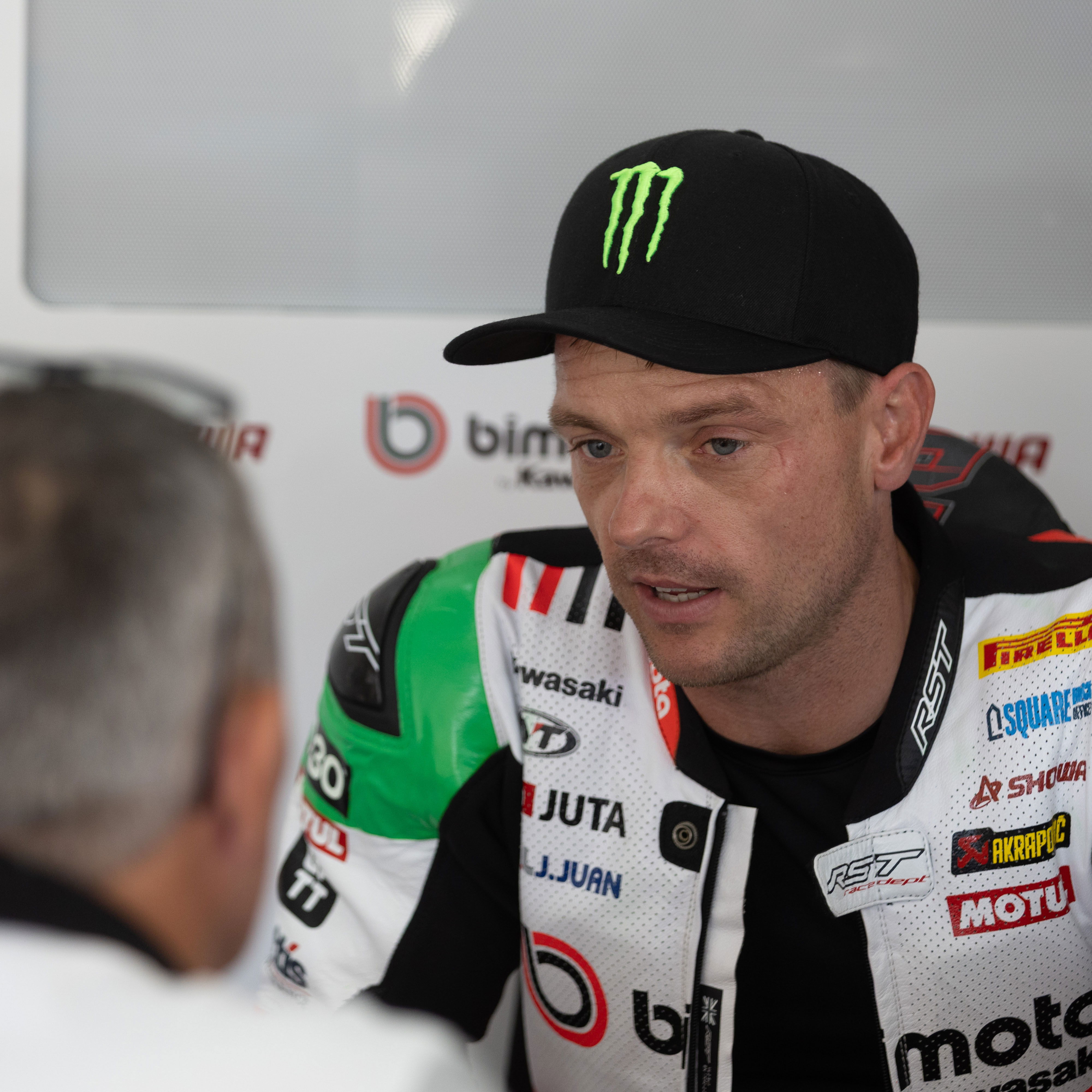 Alex Lowes, 2025 Spanish WorldSBK, pit box. Credit: Gold and Goose.