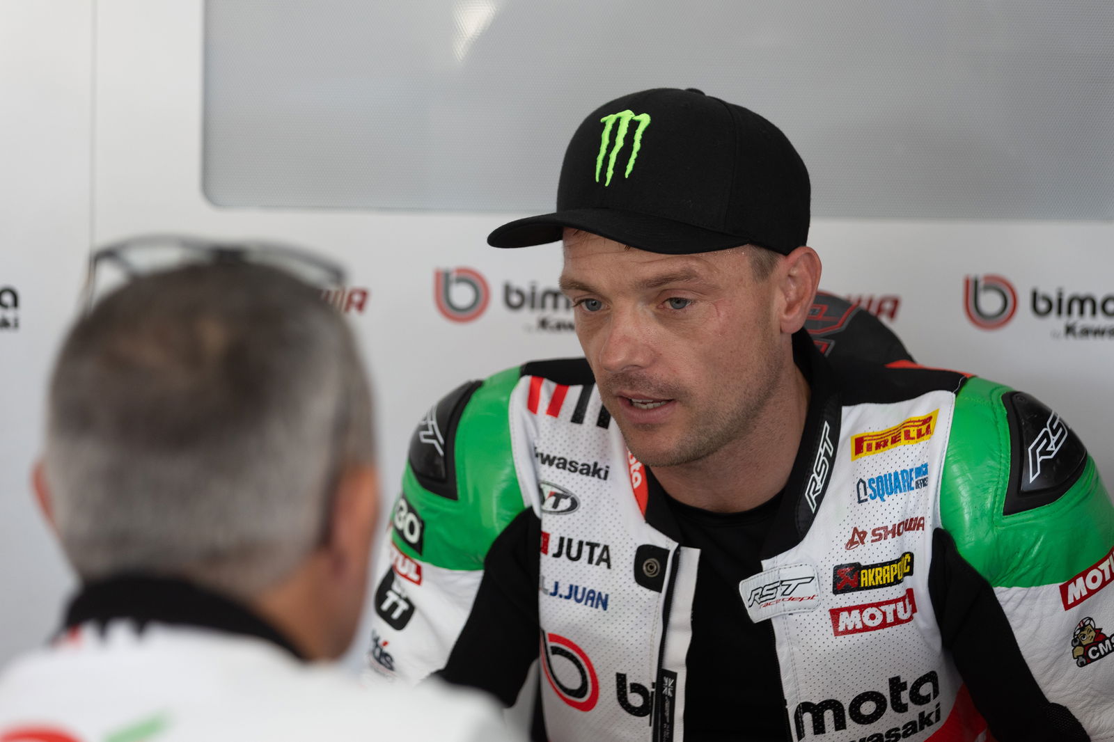 Alex Lowes, 2025 Spanish WorldSBK, pit box. Credit: Gold and Goose.