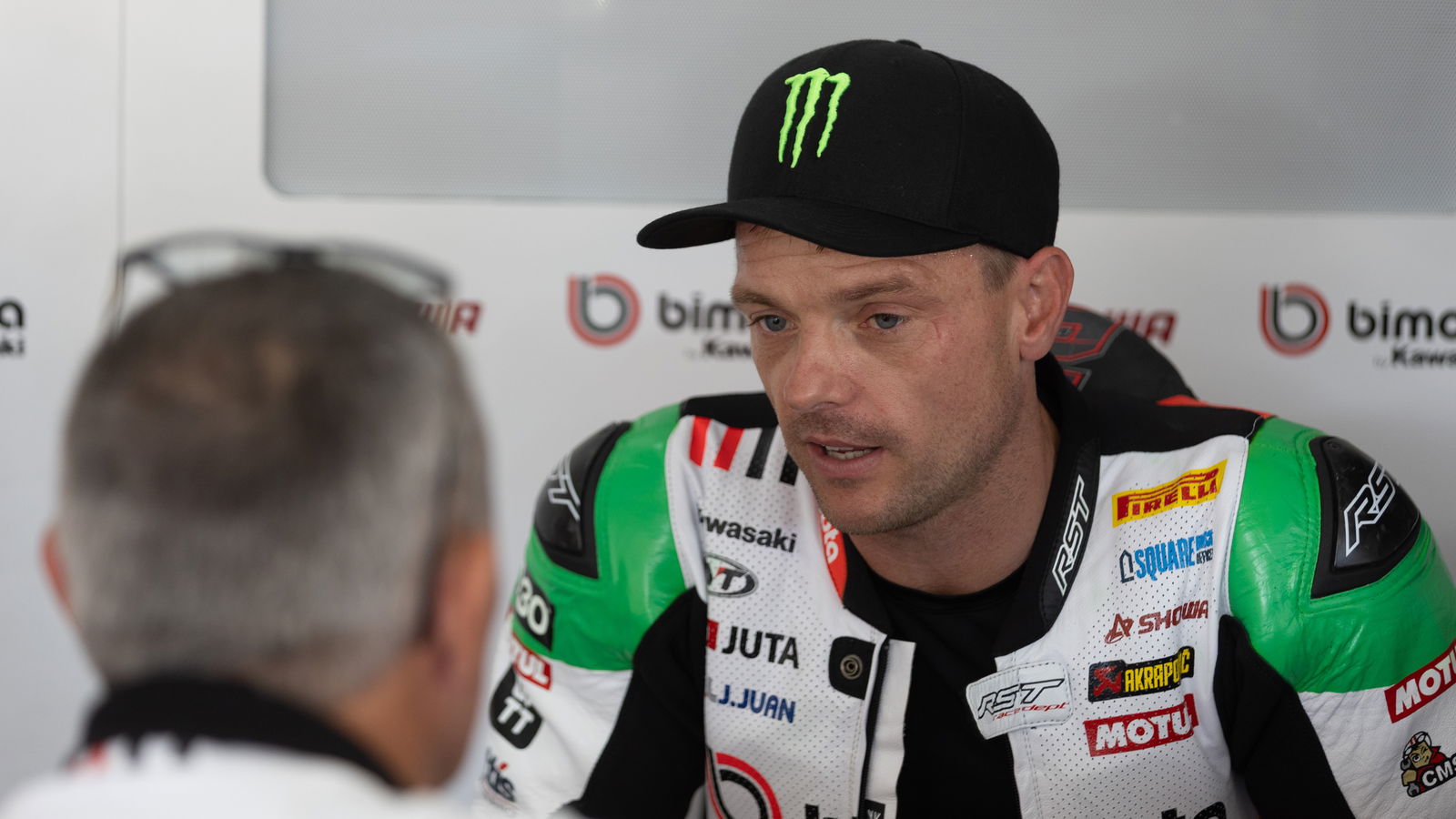 Alex Lowes, 2025 Spanish WorldSBK, pit box. Credit: Gold and Goose.