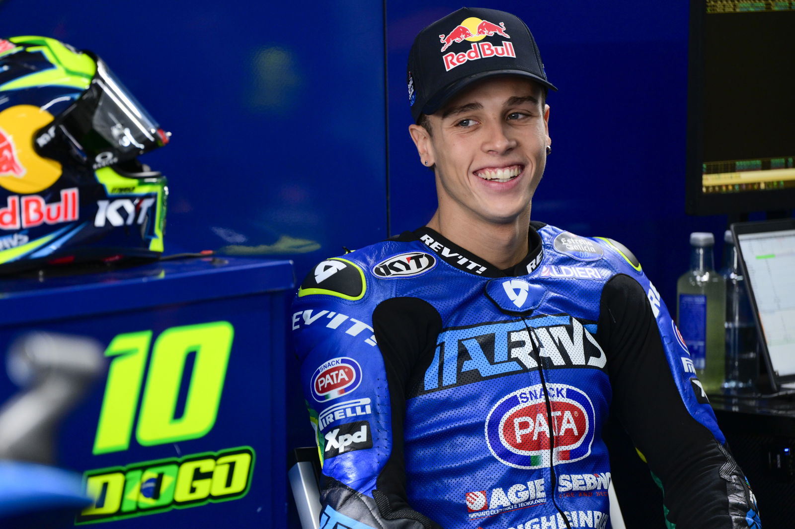 Diogo Moreira, 2025 Moto2 Valencia Grand Prix, pit box. Credit: Gold and Goose.