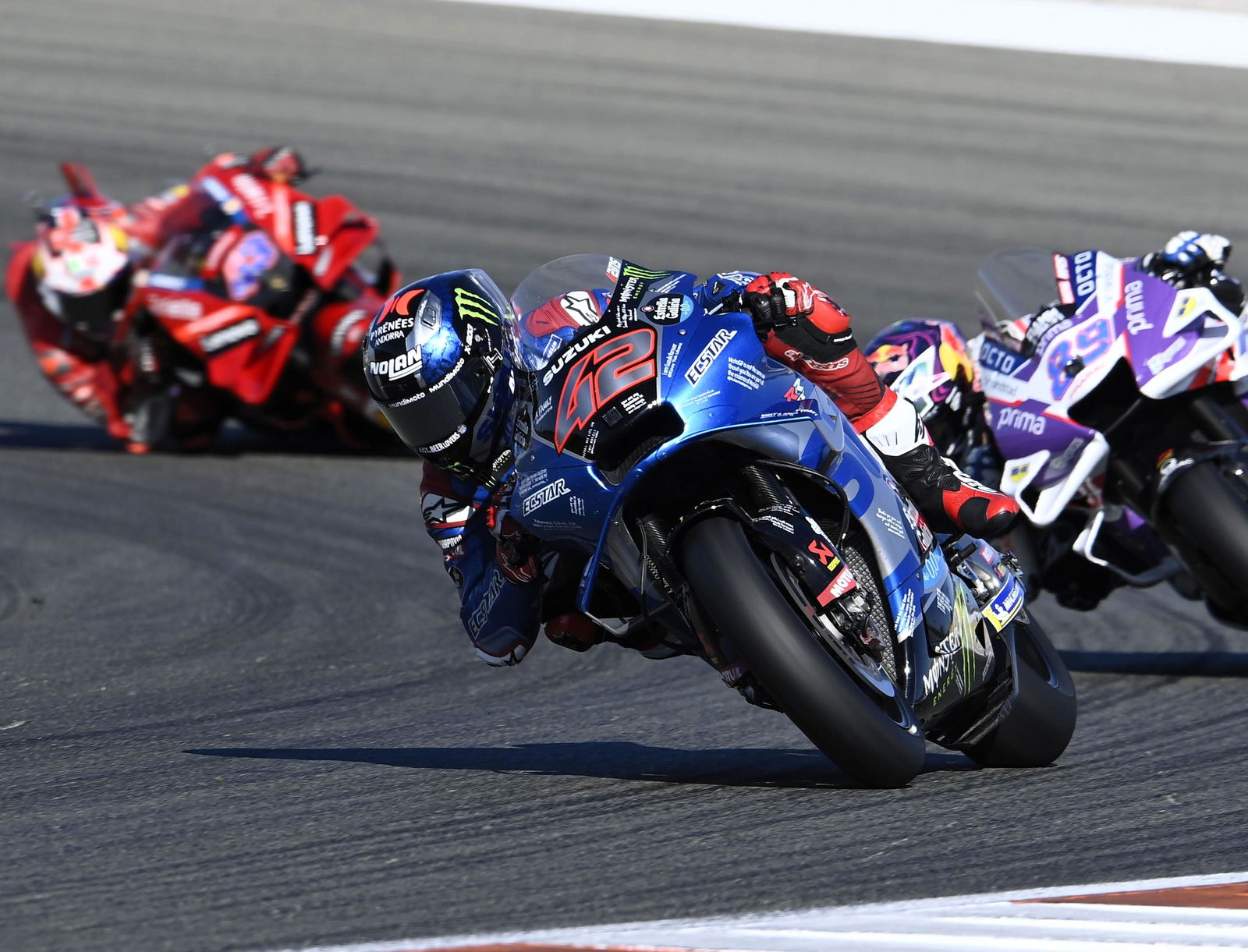 Alex Rins on the way to Suzuki's farewell victory at Valencia 2022.