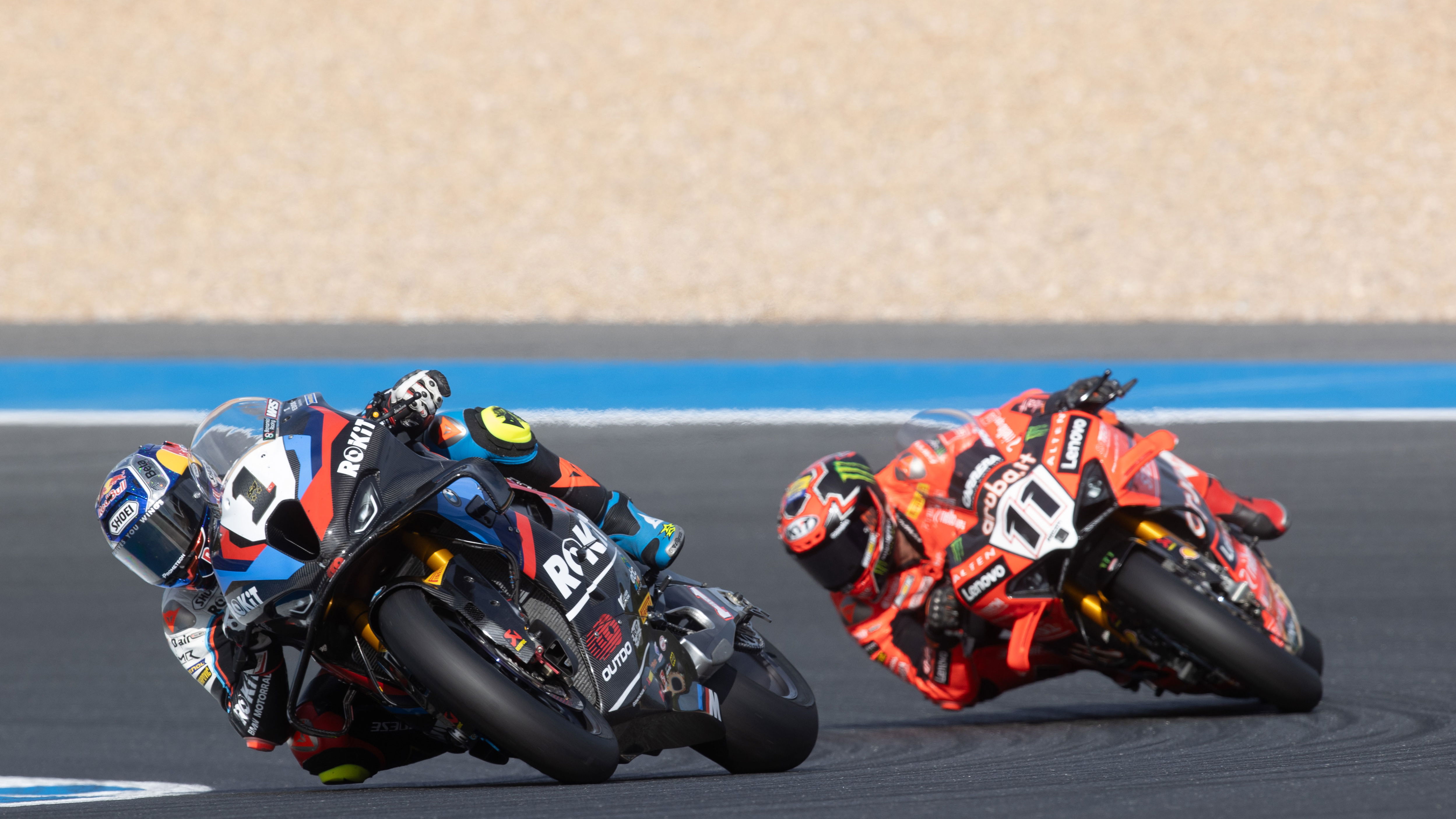 Toprak Razgatlioglu leads Nicolo Bulega, 2025 Estoril WorldSBK. Credit: Gold and Goose.