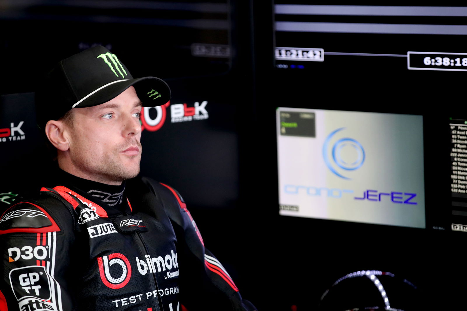 Alex Lowes, November 2025 WorldSBK Jerez Test, pit box. Credit: Gold and Goose.