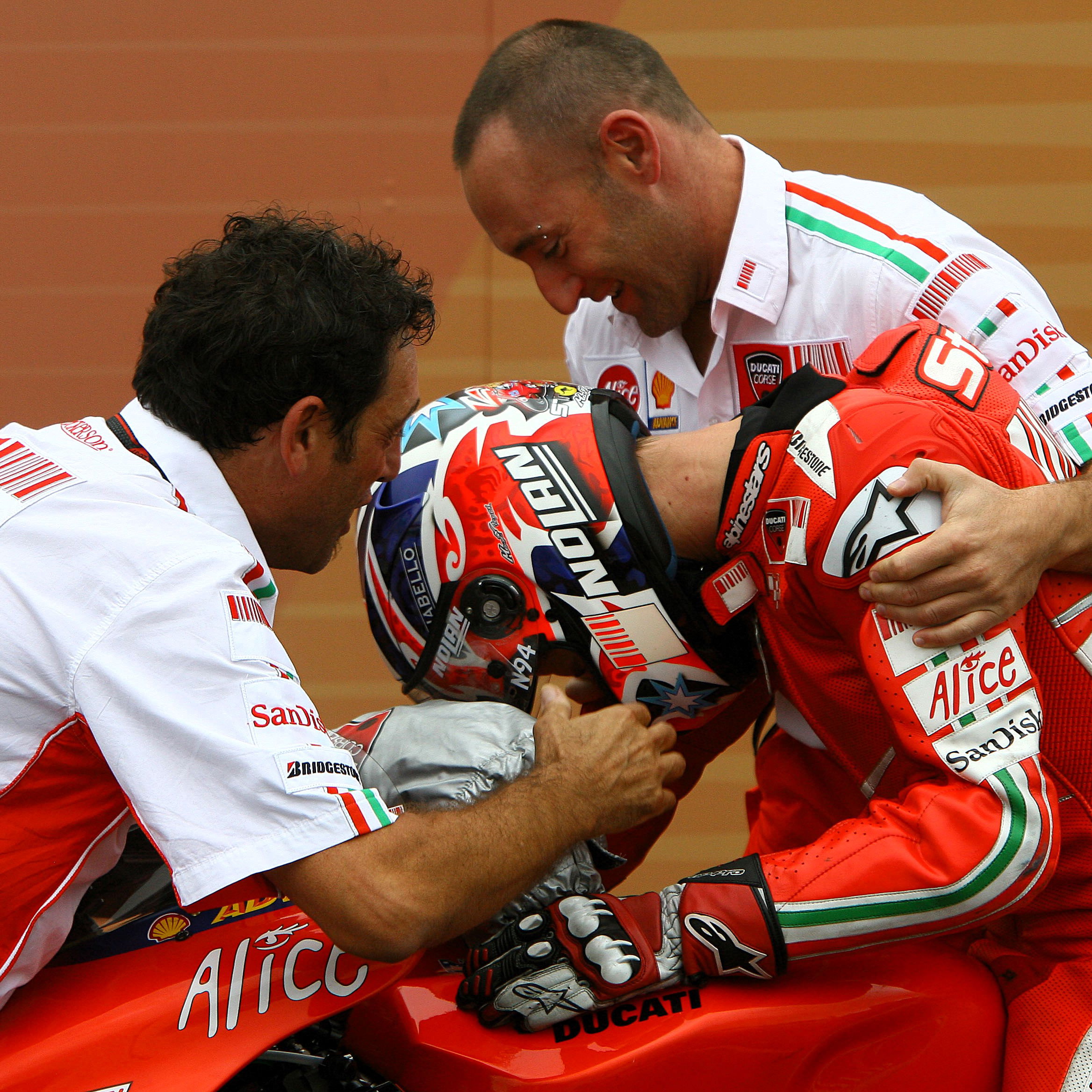 Casey Stoner wins 2007 MotoGP title.