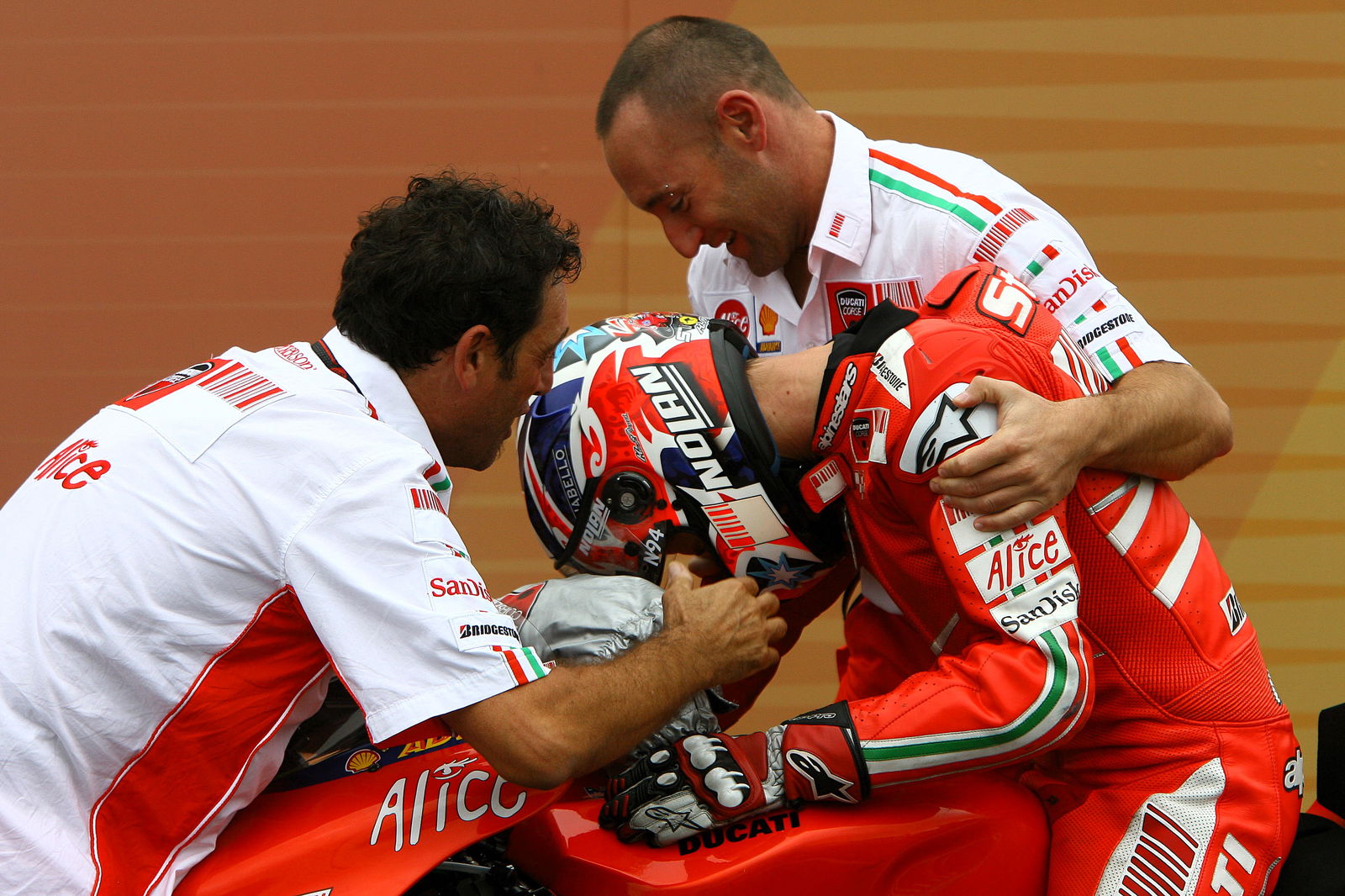 Casey Stoner wins 2007 MotoGP title.