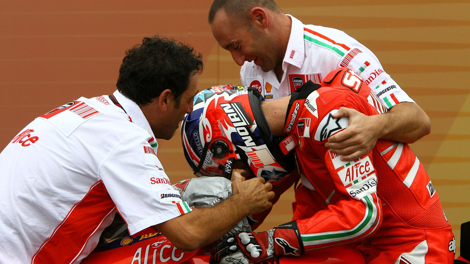 Casey Stoner wins 2007 MotoGP title.