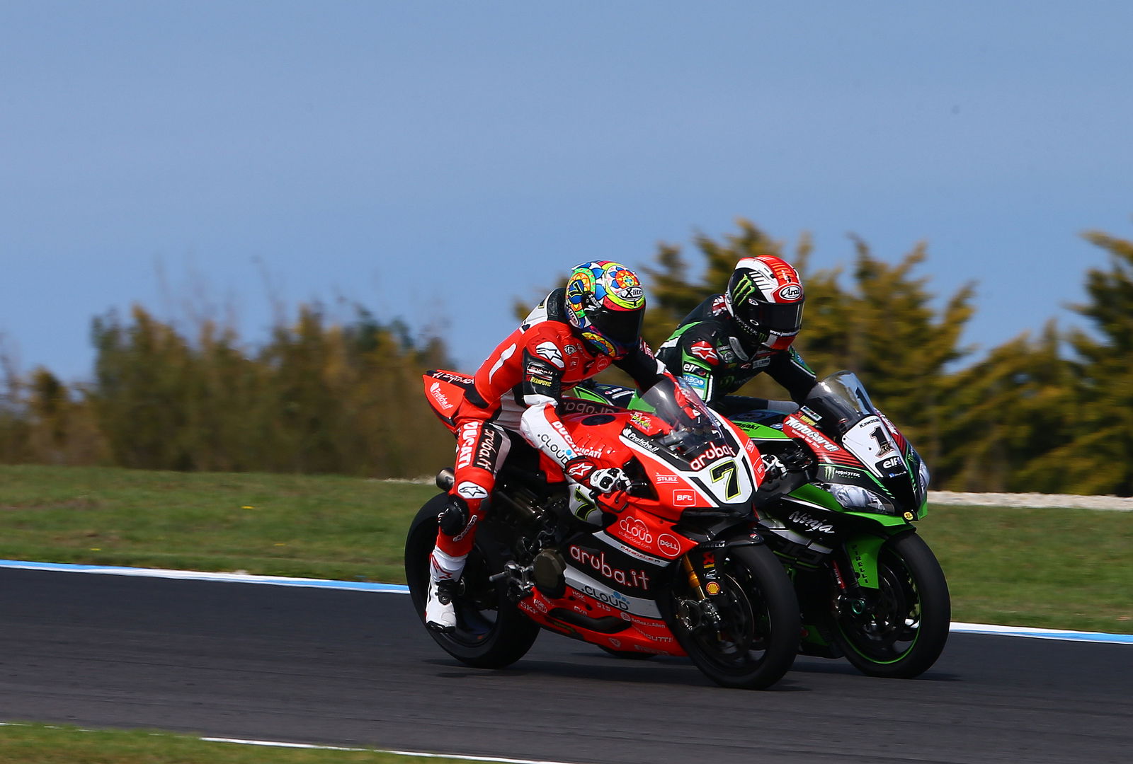 Chaz Davies passes Jonathan Rea, 2016 Australian WorldSBK. Credit: Gold and Goose.