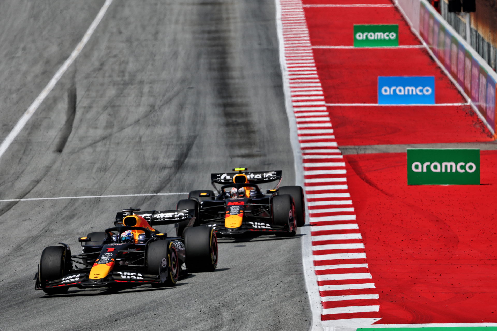 Tsunoda no pudo acercarse a Verstappen