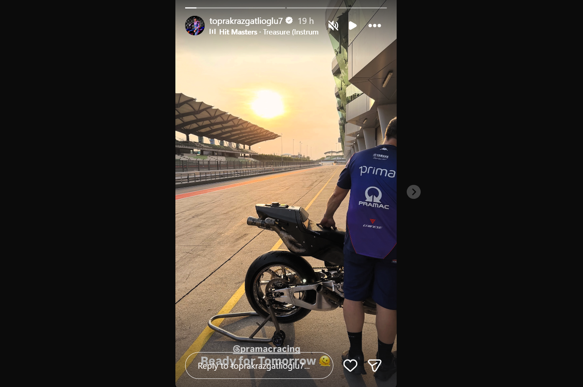 La Yamaha V4 de Toprak Razgatlioglu sin cola aerodinámica en el shakedown de Sepang (Instagram).