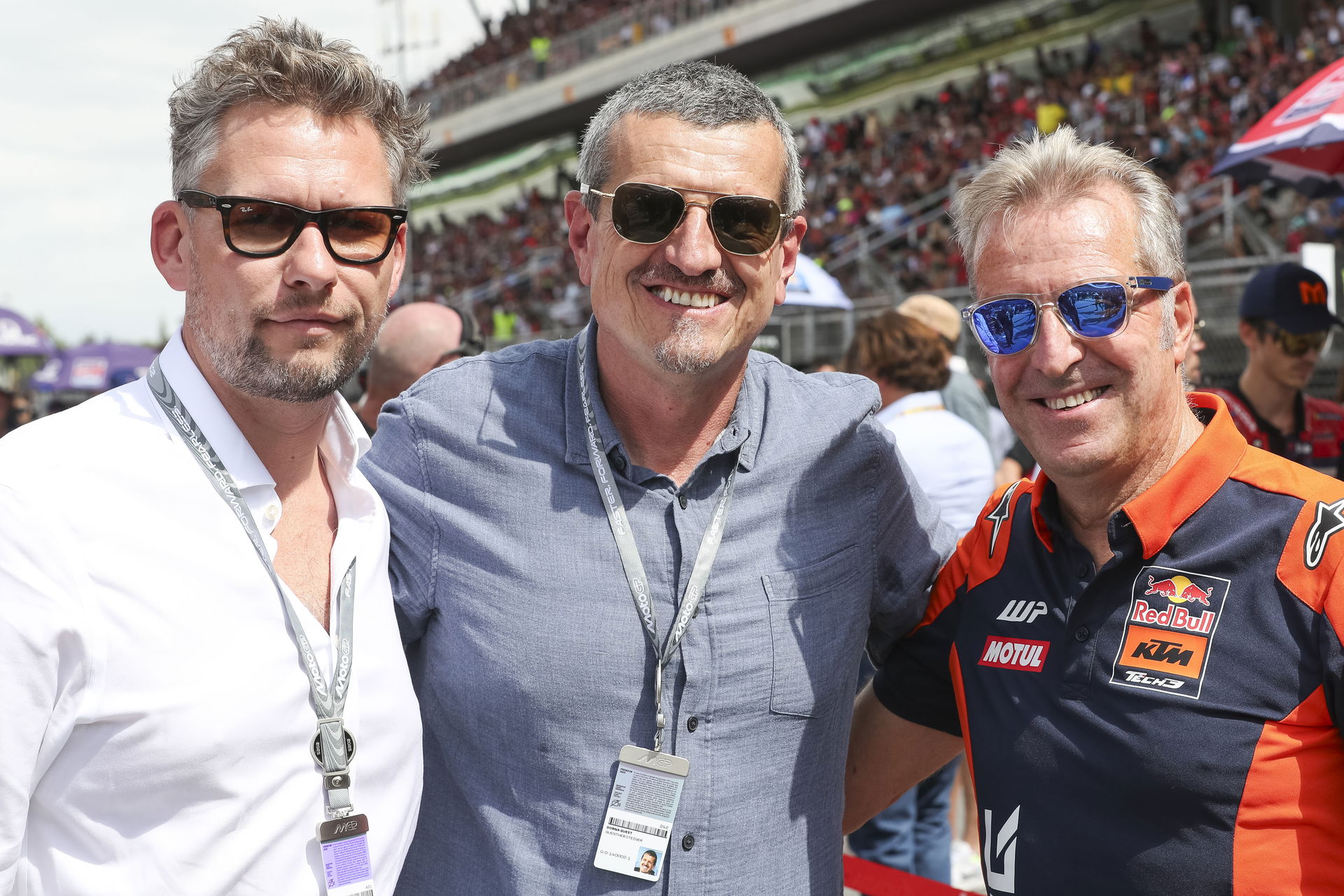 Guenther Steiner, Richard Coleman, Herve Poncharal en el Gran Premio de Cataluña de MotoGP 2025, parrilla. Crédito: Oro y Ganso.