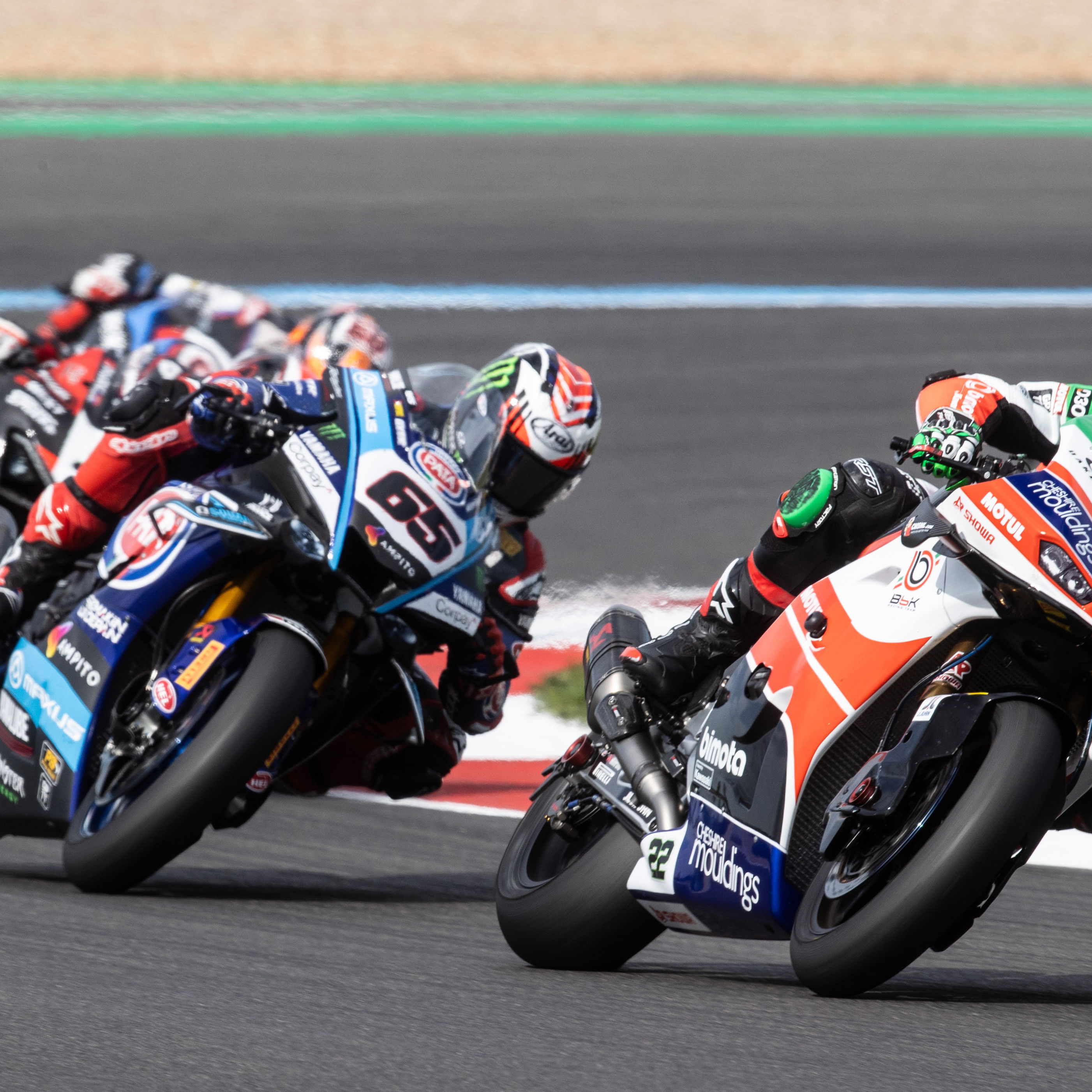 Alex Lowes leads Jonathan Rea, 2025 French WorldSBK. Credit: Gold and Goose.