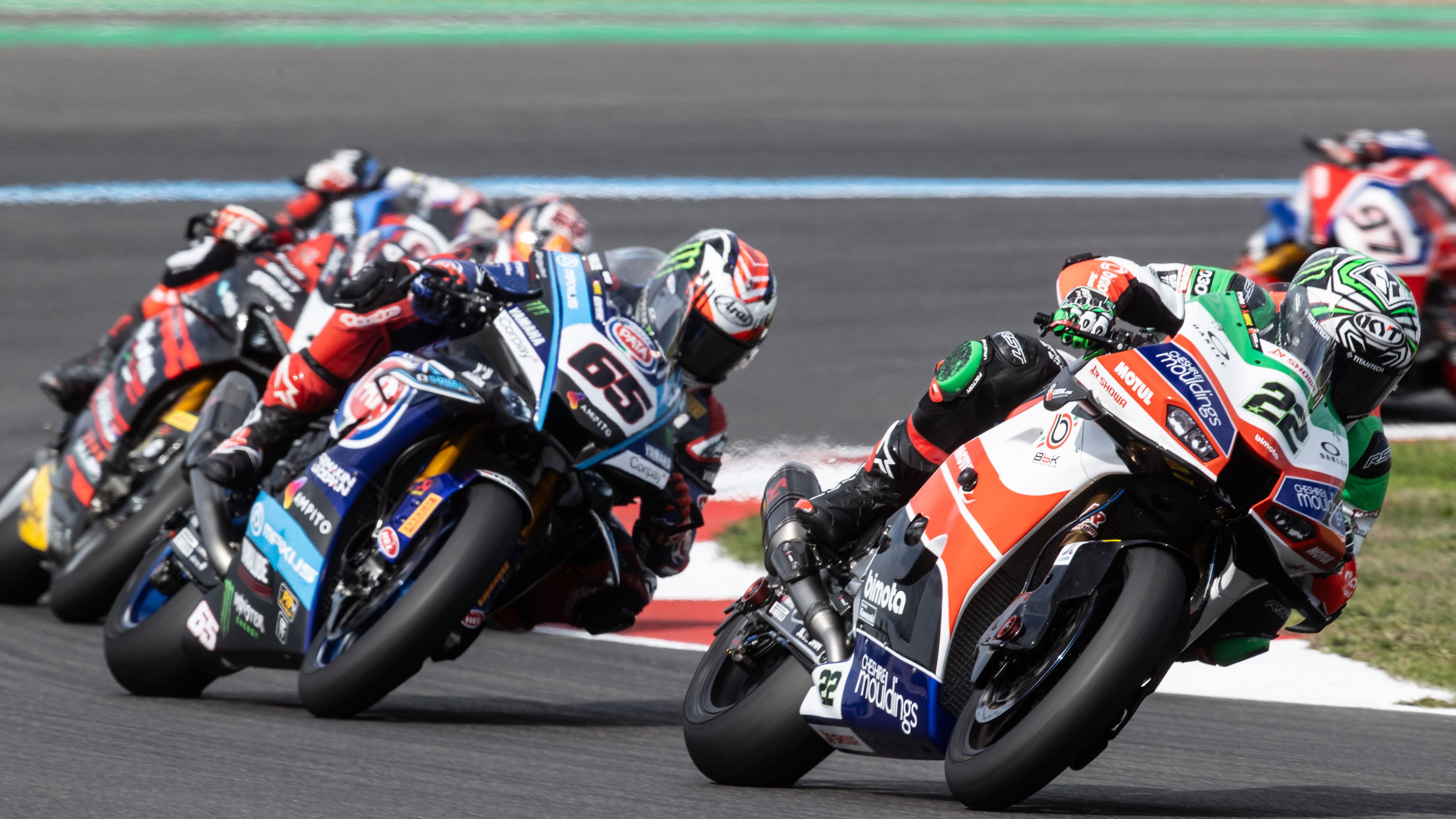 Alex Lowes leads Jonathan Rea, 2025 French WorldSBK. Credit: Gold and Goose.