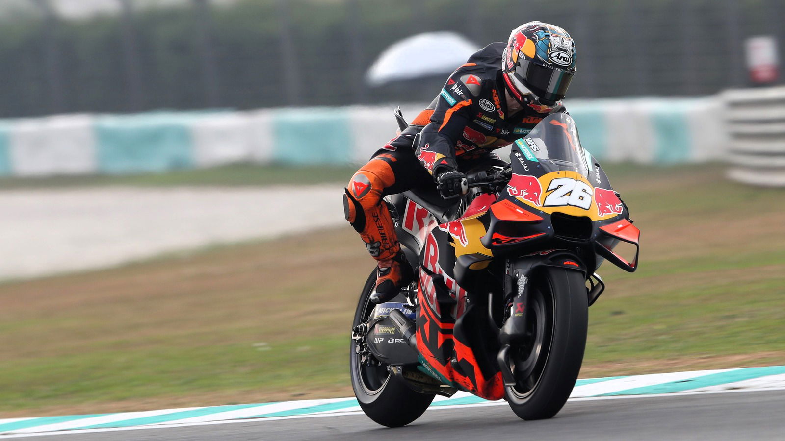 Dani Pedrosa, que cumplió 40 años el pasado mes de septiembre, prueba la última RC16 en el Shakedown Test de MotoGP de Sepang.