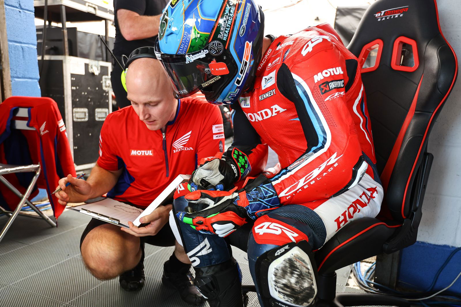 Scot Hargreaves with Jack Kennedy in Honda Racing UK pit box. Credit: Honda Racing UK.