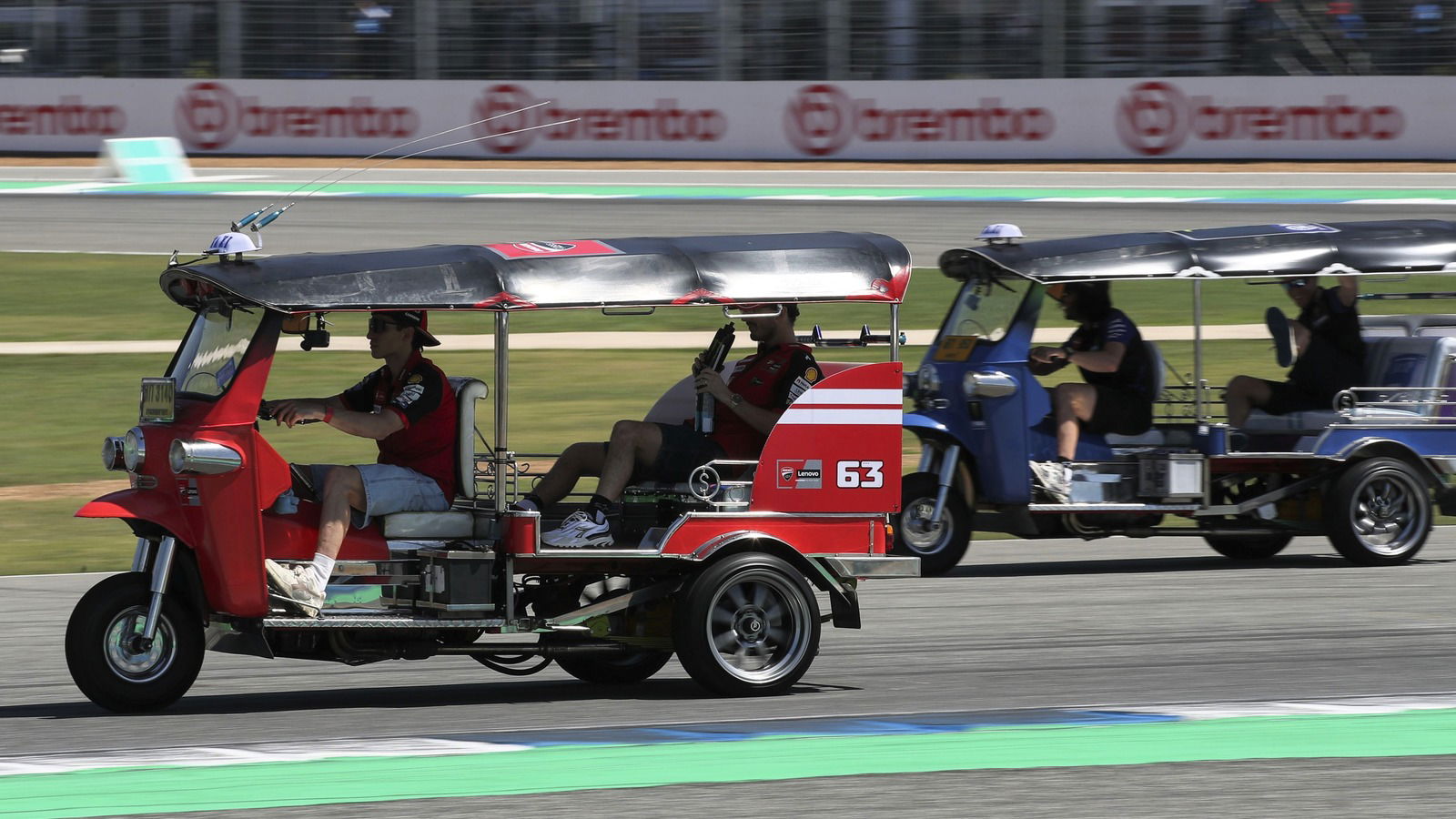 Marc Márquez, Francesco Bagnaia, carrera de Tuk-Tuk, MotoGP de Tailandia 2026