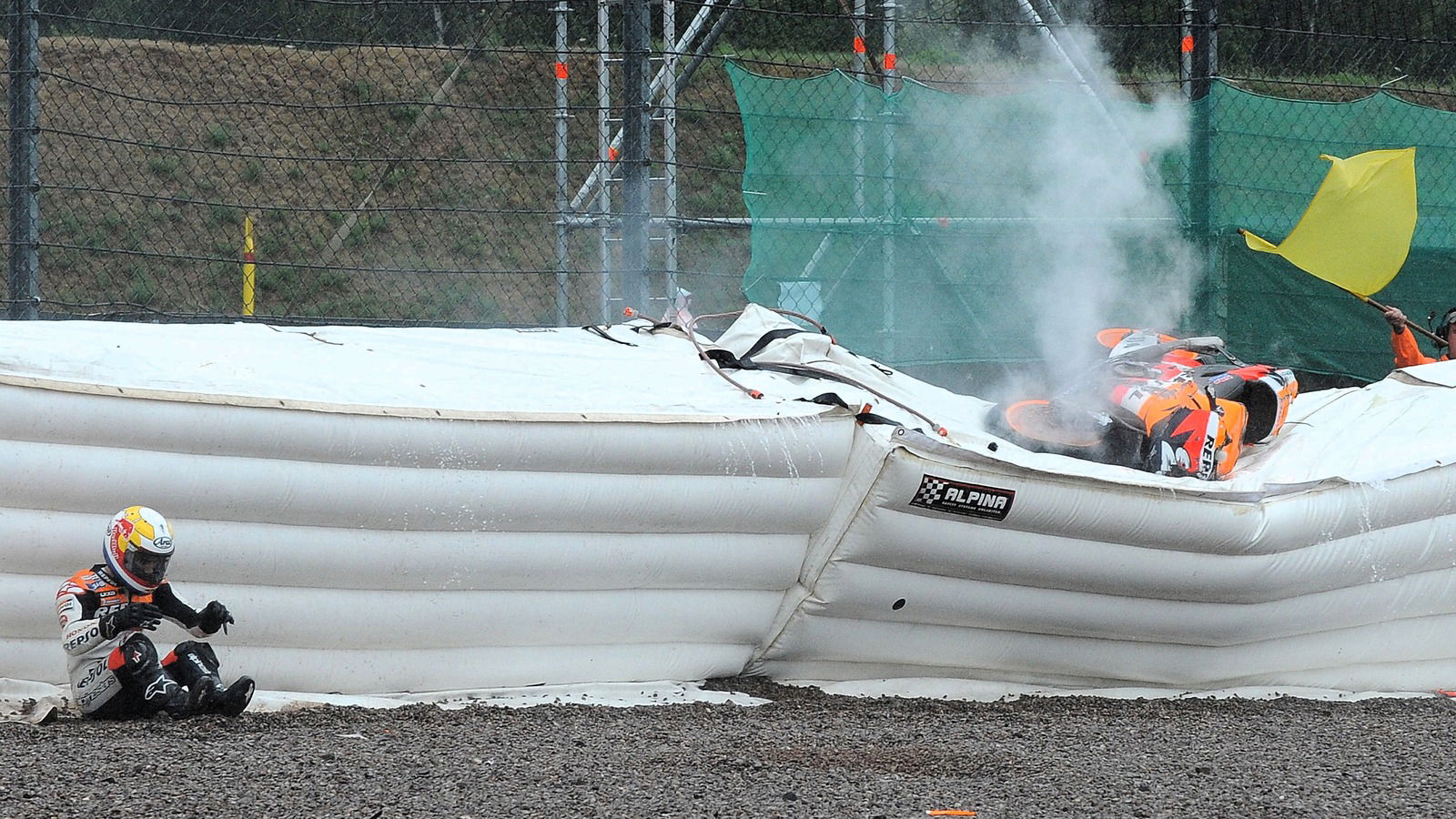 Dani Pedrosa se cae cuando iba en cabeza en un MotoGP alemán de 2008 mojado.