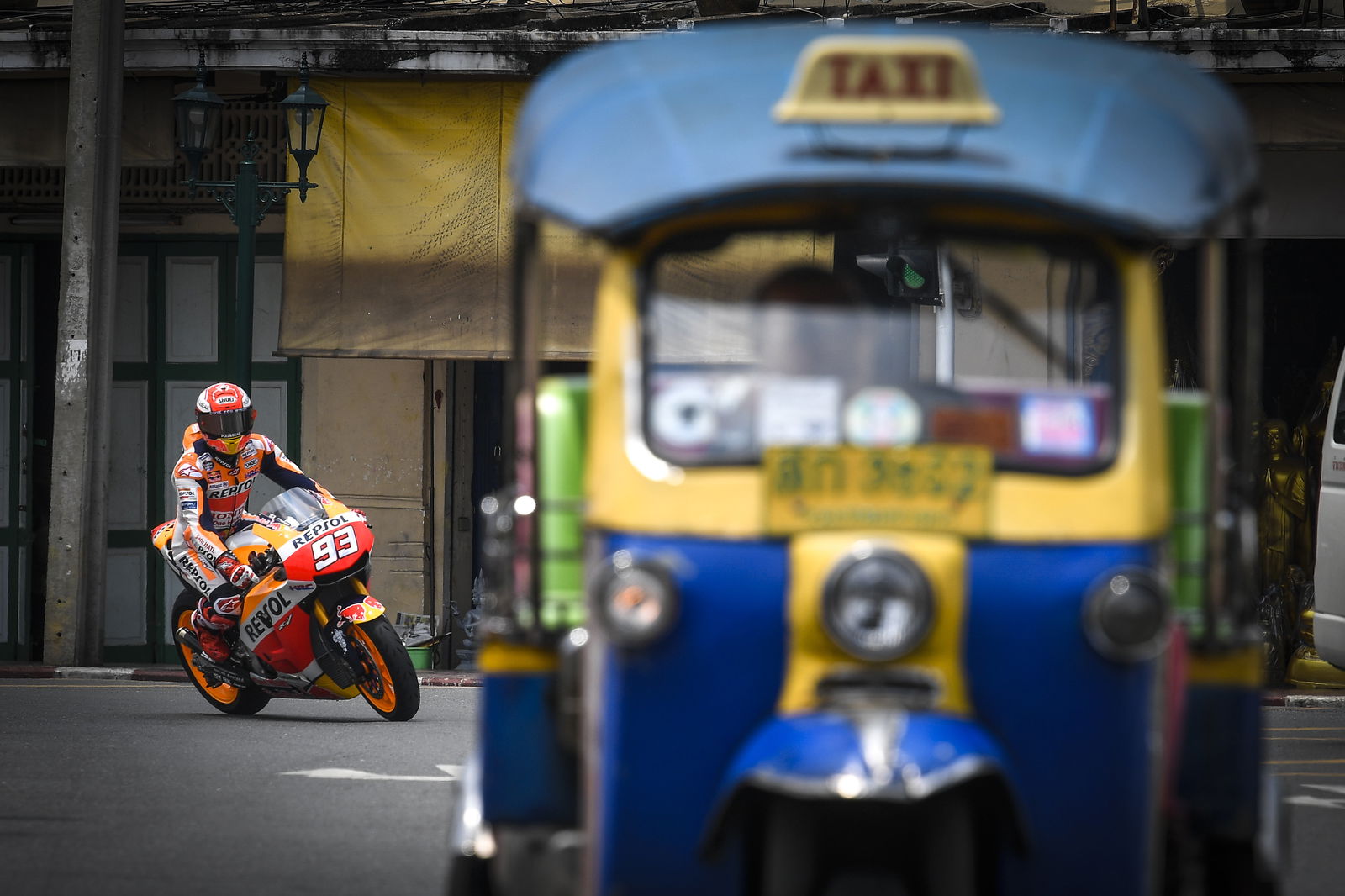 Marquez mengunjungi Bangkok, mengendarai Tuk-Tuk!