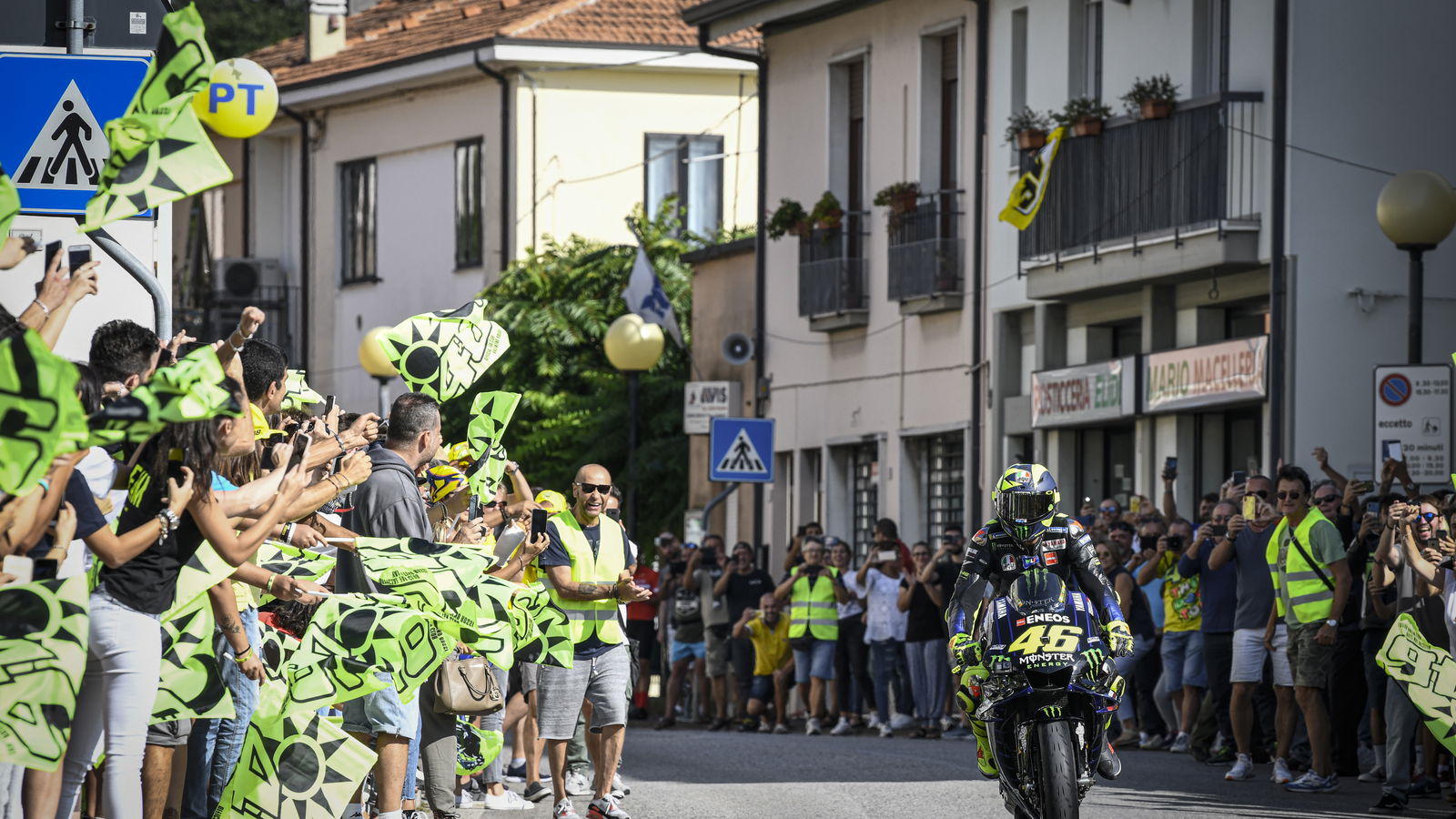 Rossi mengendarai M1 dari Tavullia ke Misano!