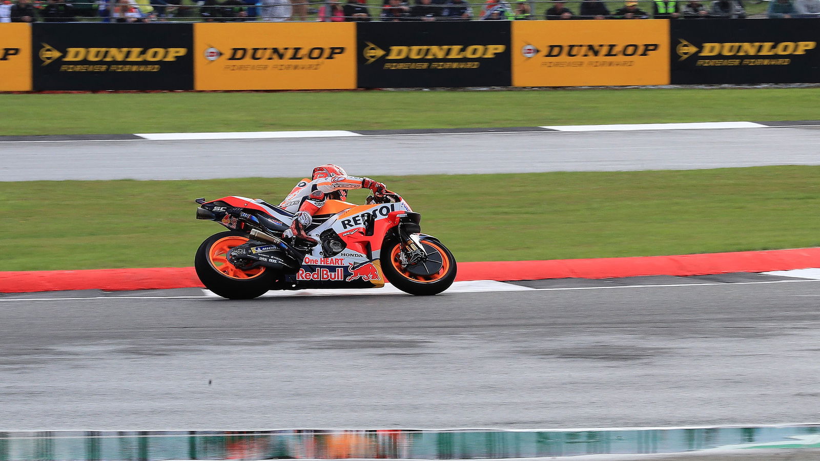Silverstone moves MotoGP start time after wet chaos