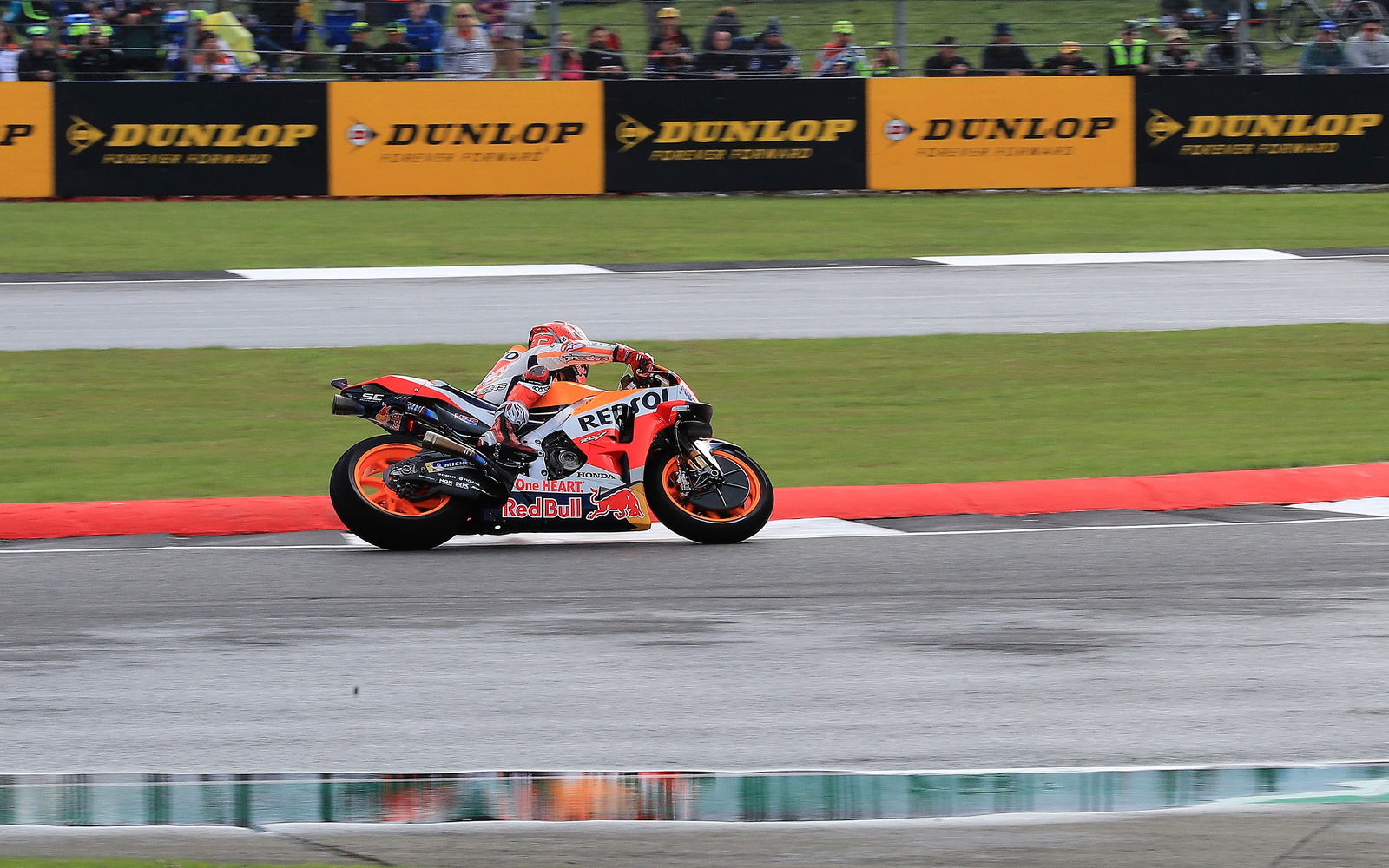 Lorenzo beats Dovizioso to frantic Silverstone pole
