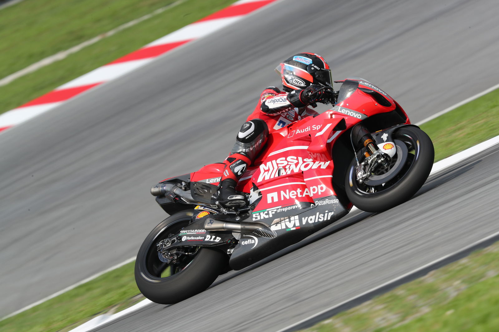 PIC: Yamaha debuts split wings on 2019 fairing