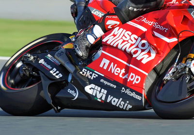 Aprilia: Sebuah sayap menciptakan downforce ...