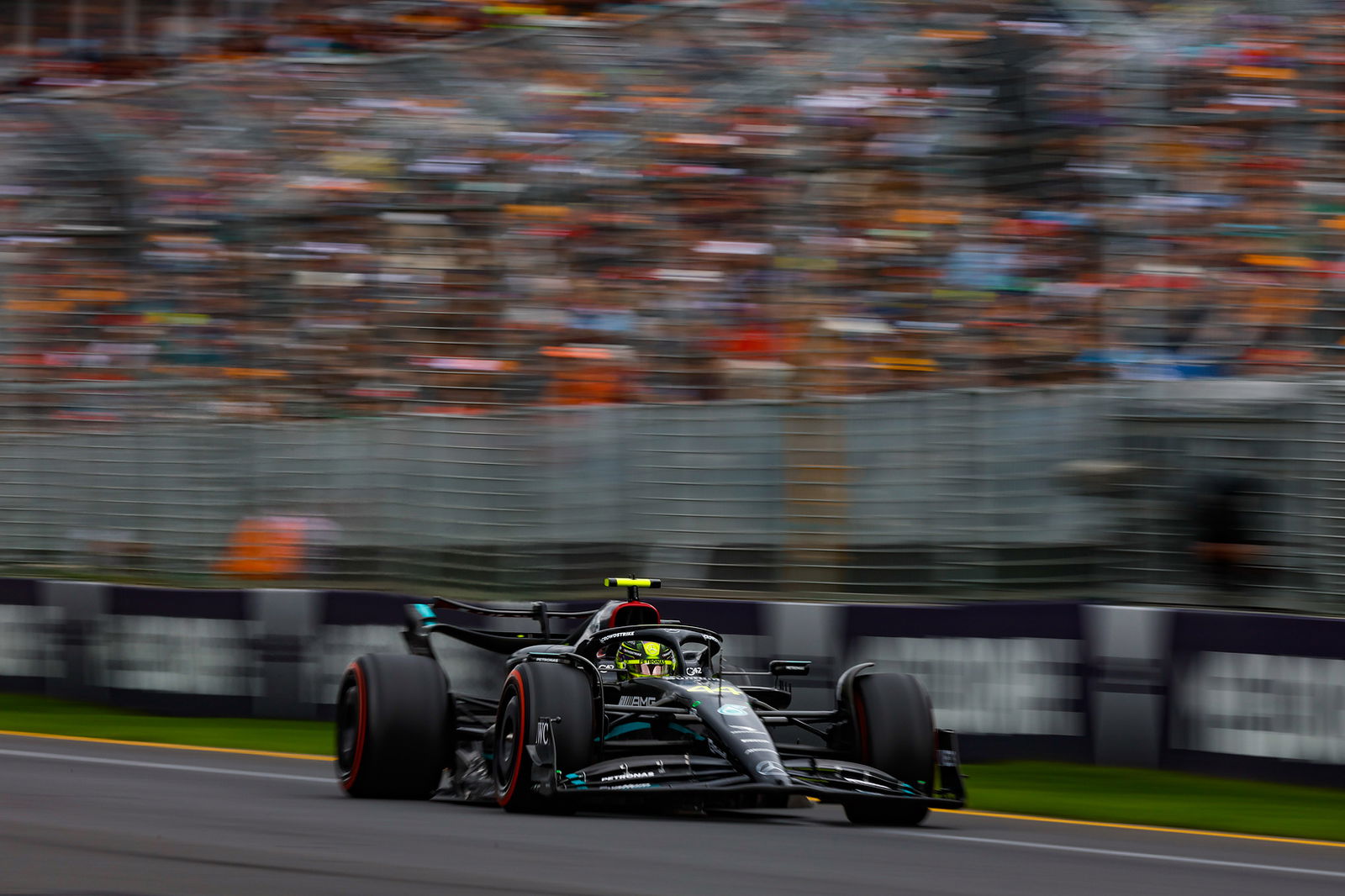 Button explains why Hamilton’s seating position is making him “struggle”
