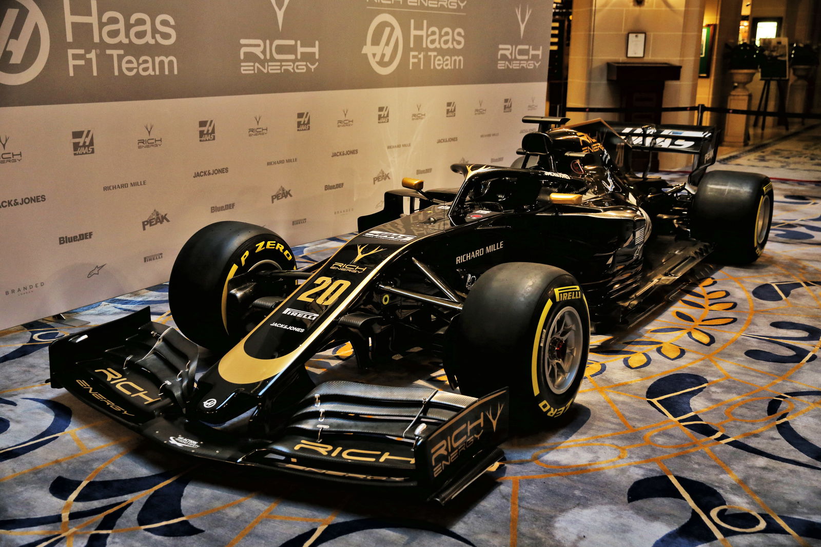 Bertentangan dengan 'salinan lengkap' livery John Player Special Lotus F1